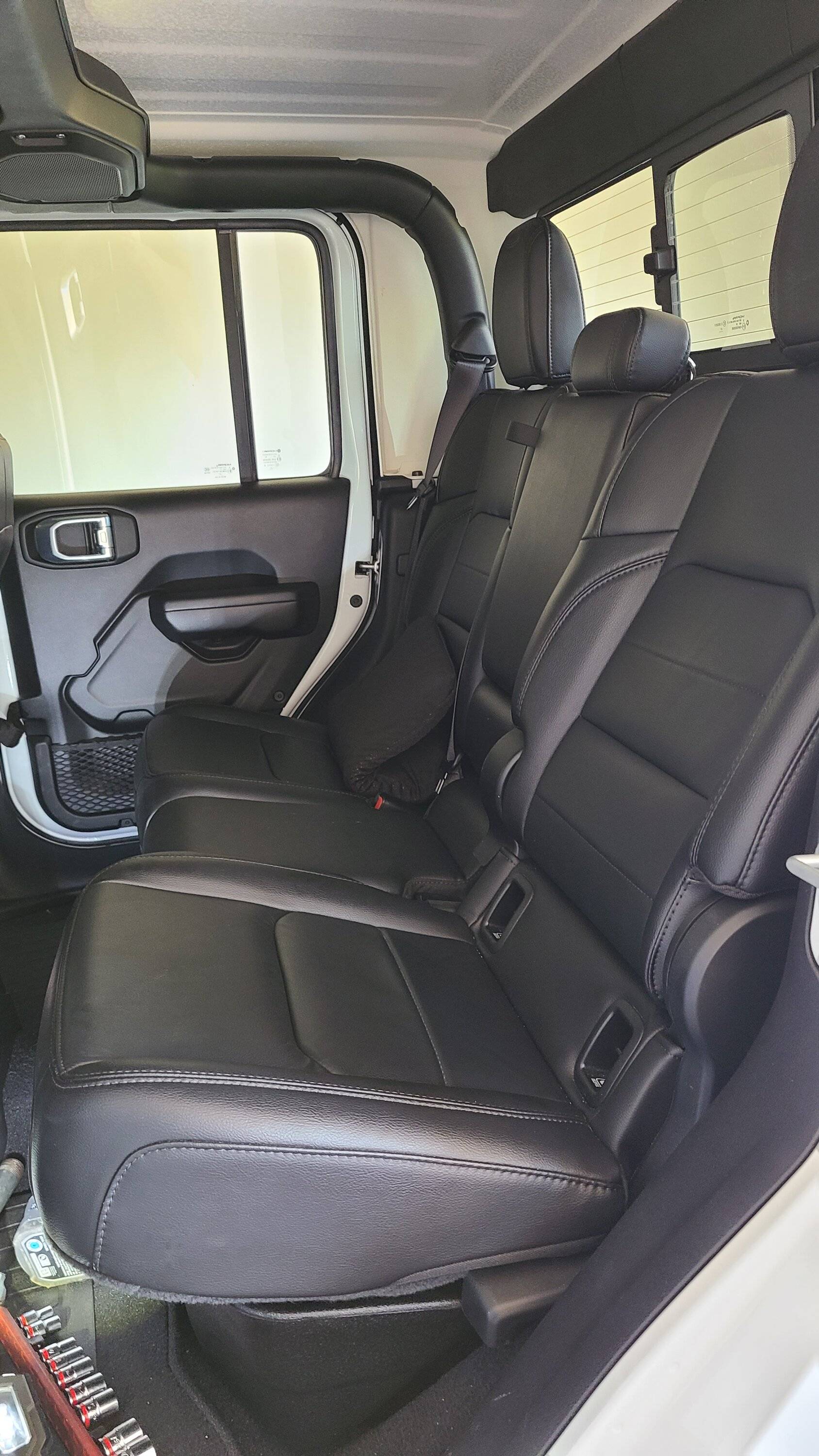 Jeep Gladiator back seat recline info for 2021 galdaitor 20230917_142047