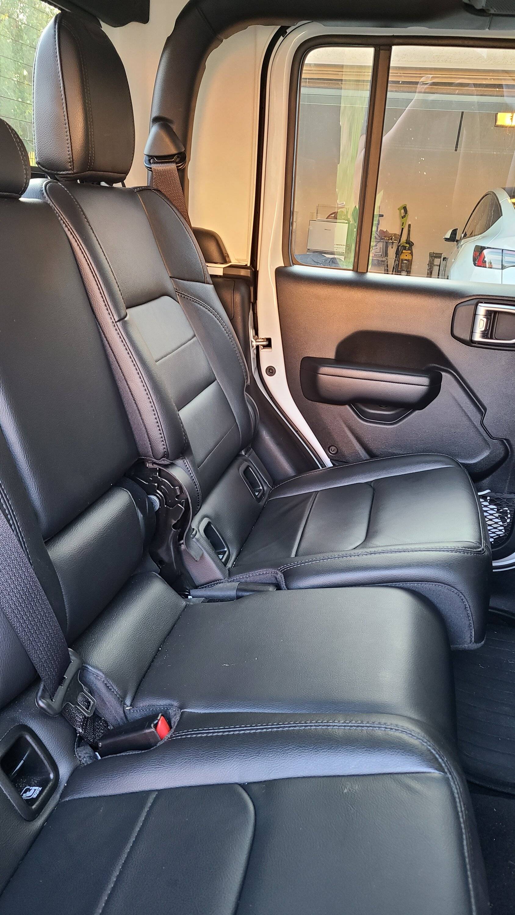 Jeep Gladiator back seat recline info for 2021 galdaitor 20230918_183630