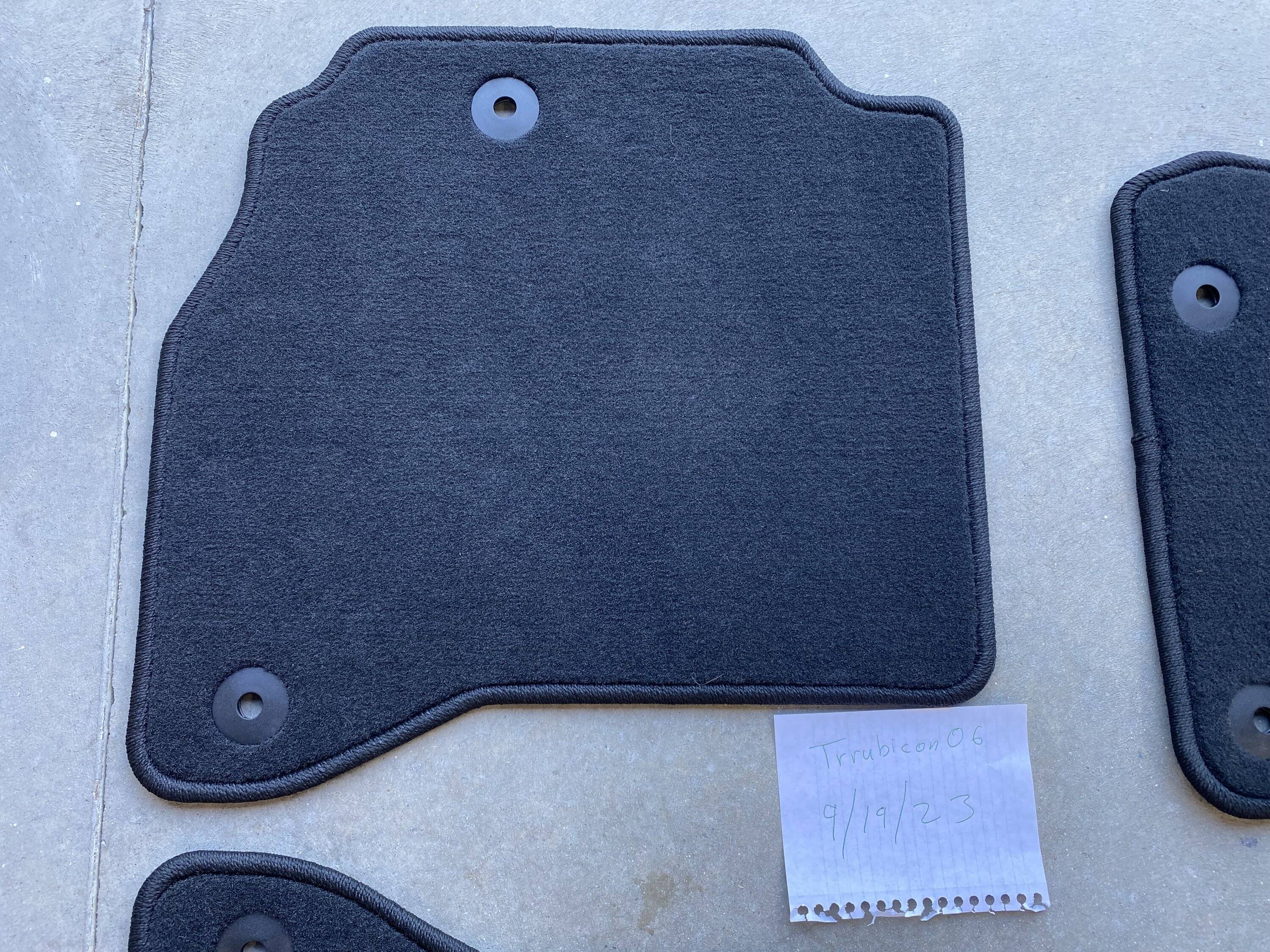 Jeep Gladiator 2021 OEM carpet floor mats IMG_4654