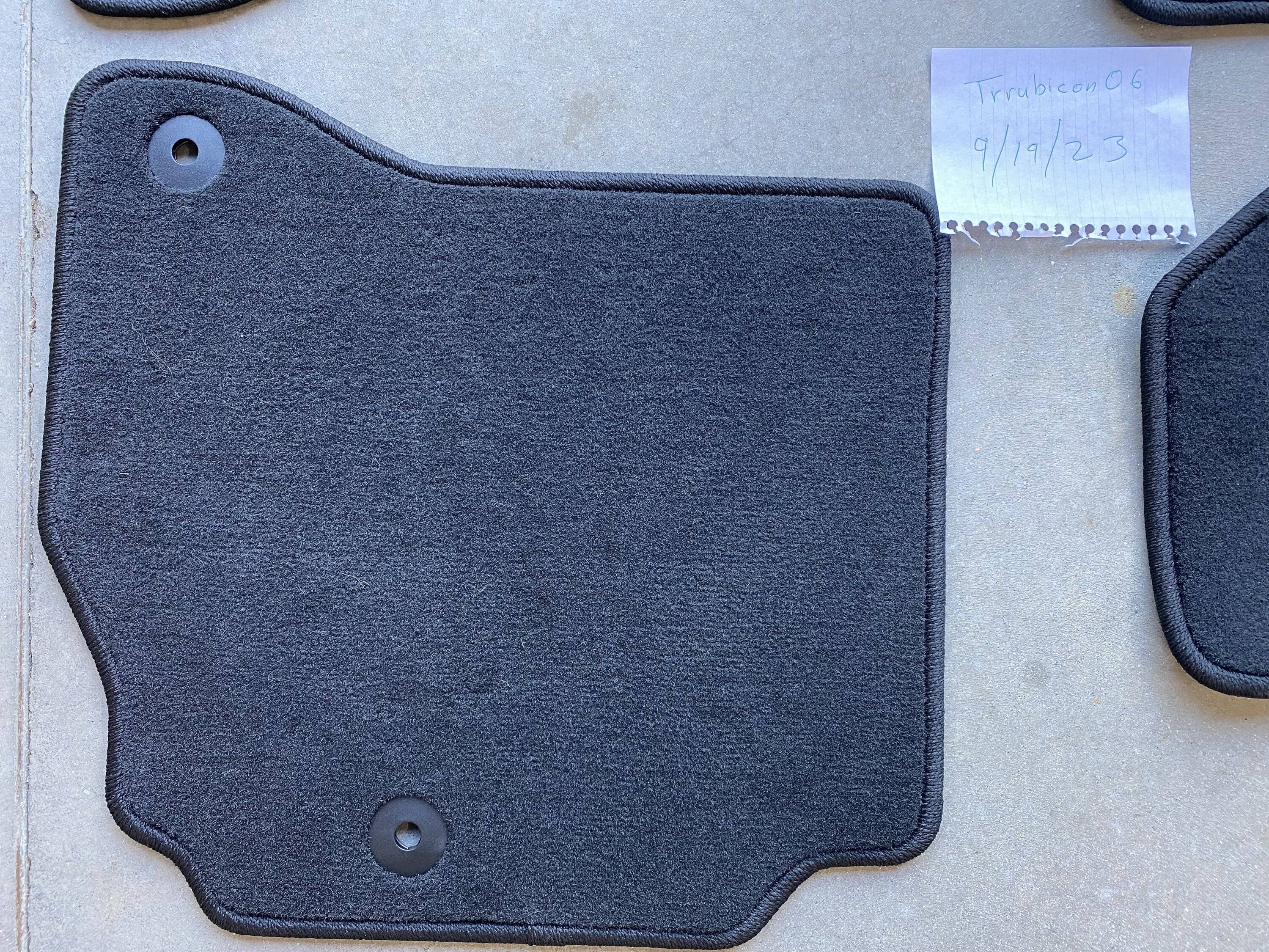 Jeep Gladiator 2021 OEM carpet floor mats IMG_4653