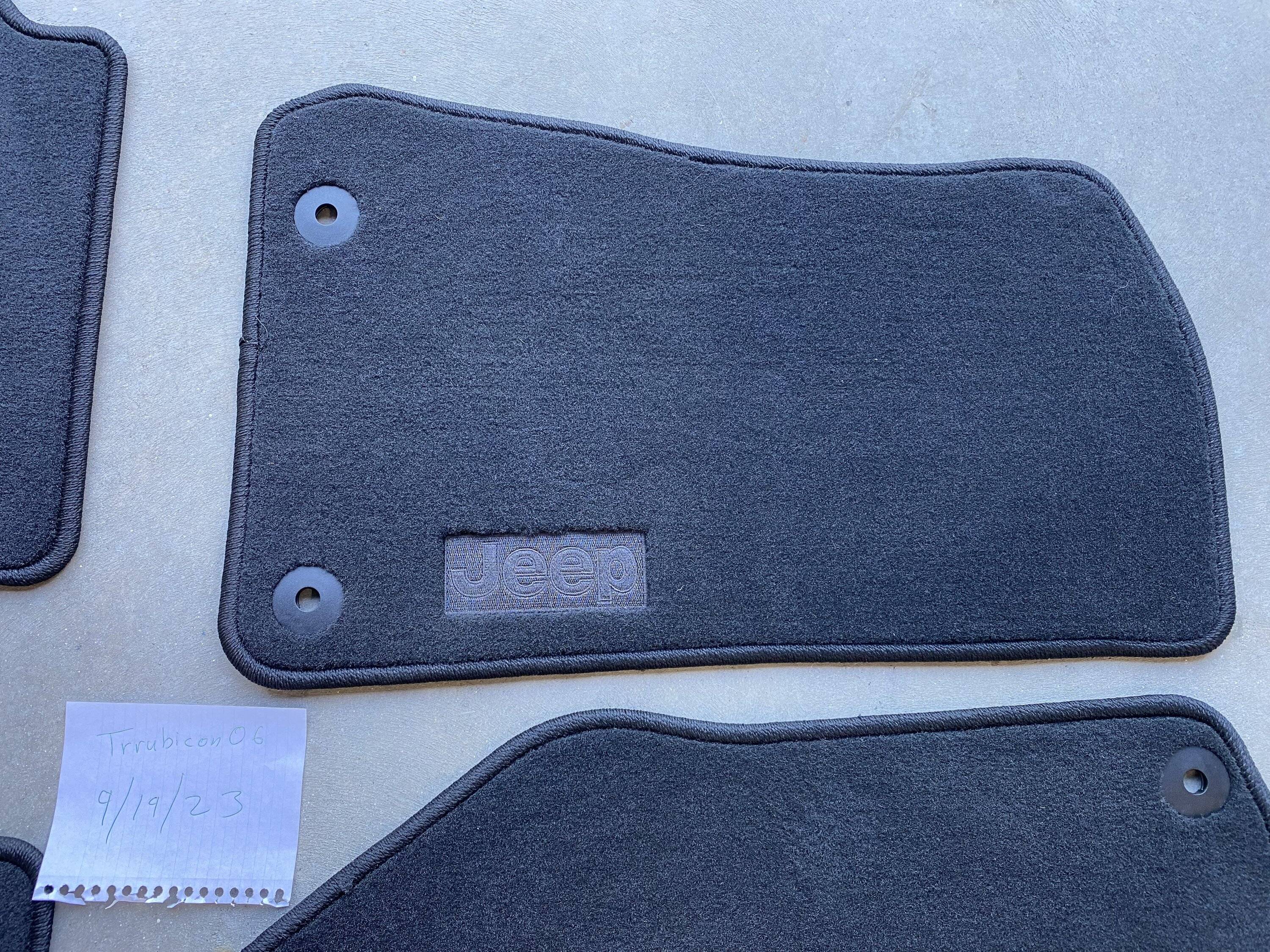 Jeep Gladiator 2021 OEM carpet floor mats IMG_4652