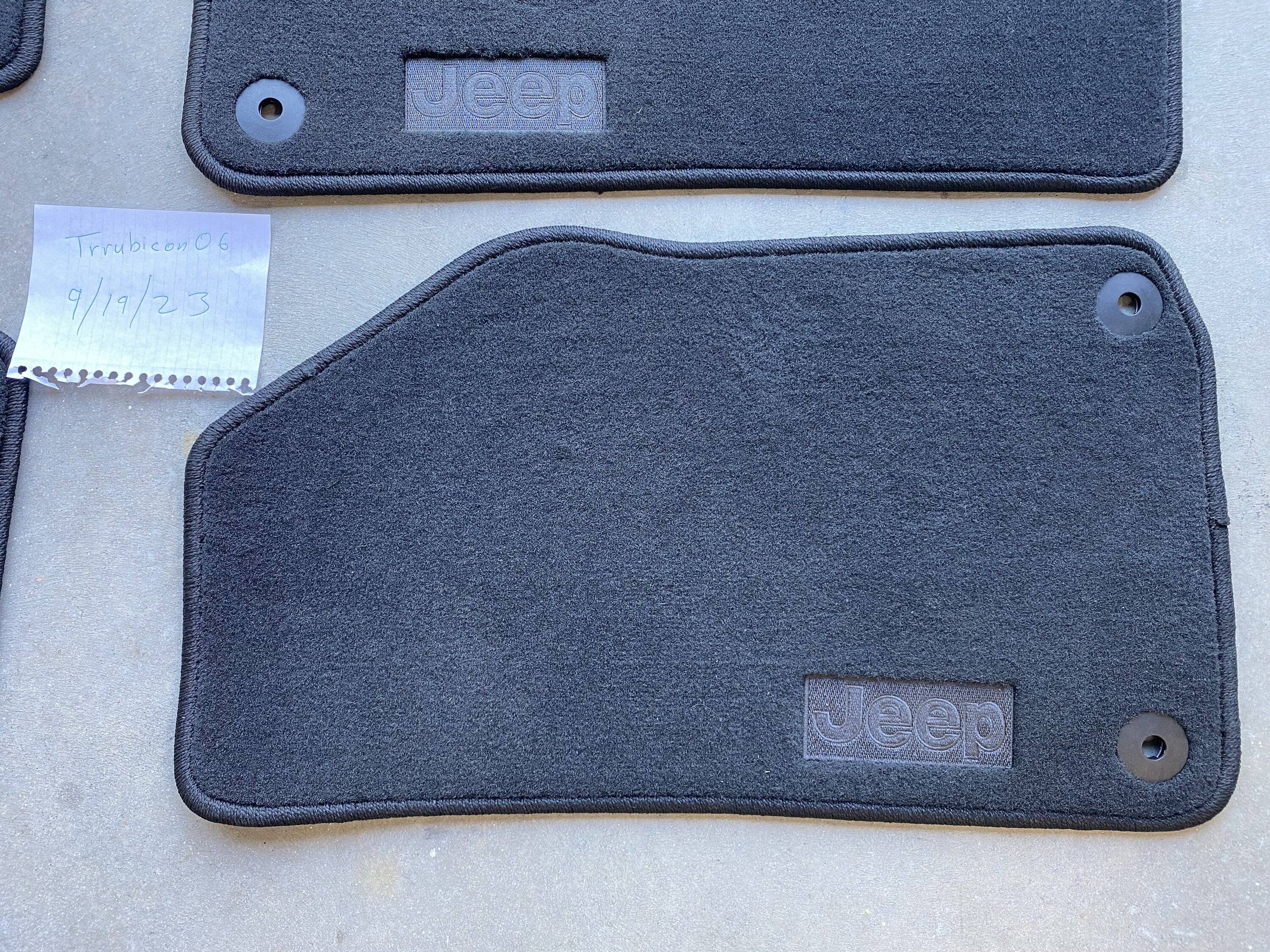 Jeep Gladiator 2021 OEM carpet floor mats IMG_4651