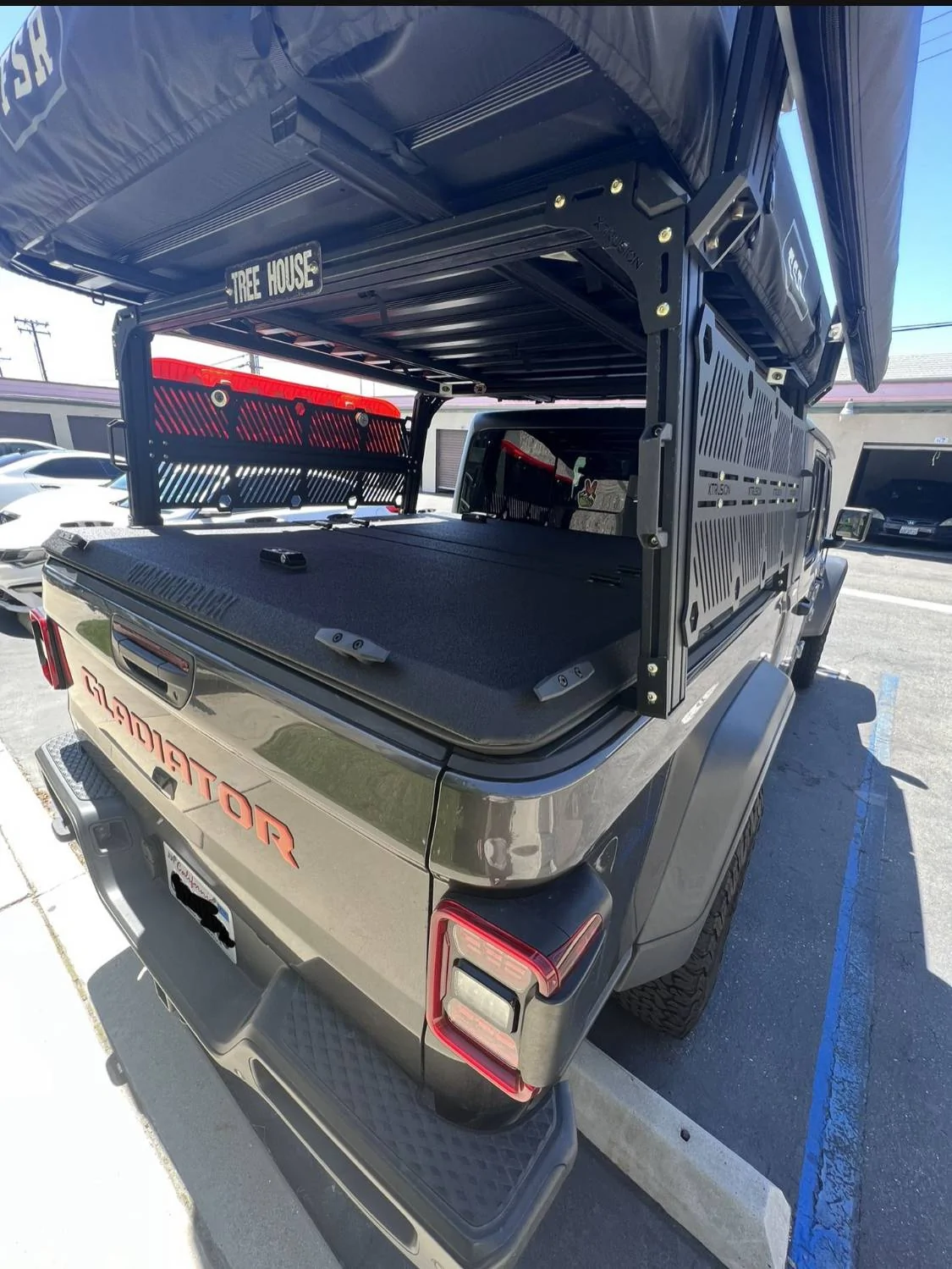 Jeep Gladiator Diamondback HD Tonneau Cover IMG_2786