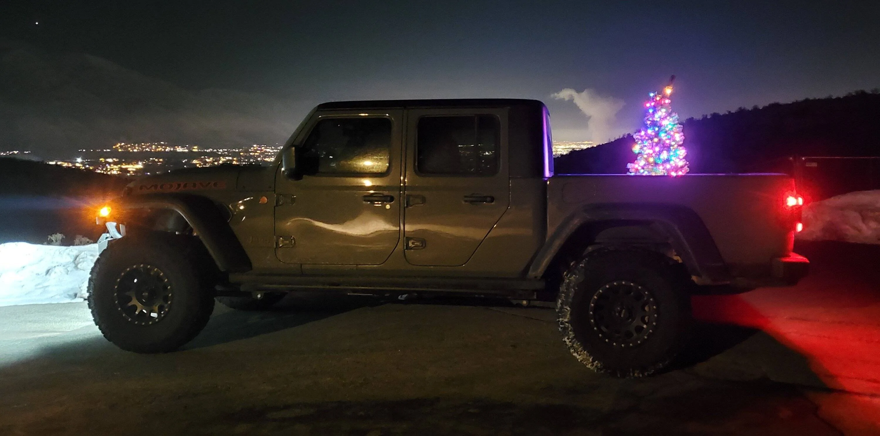 Jeep Gladiator Holiday spirit w/out the scratches 20221216_211229
