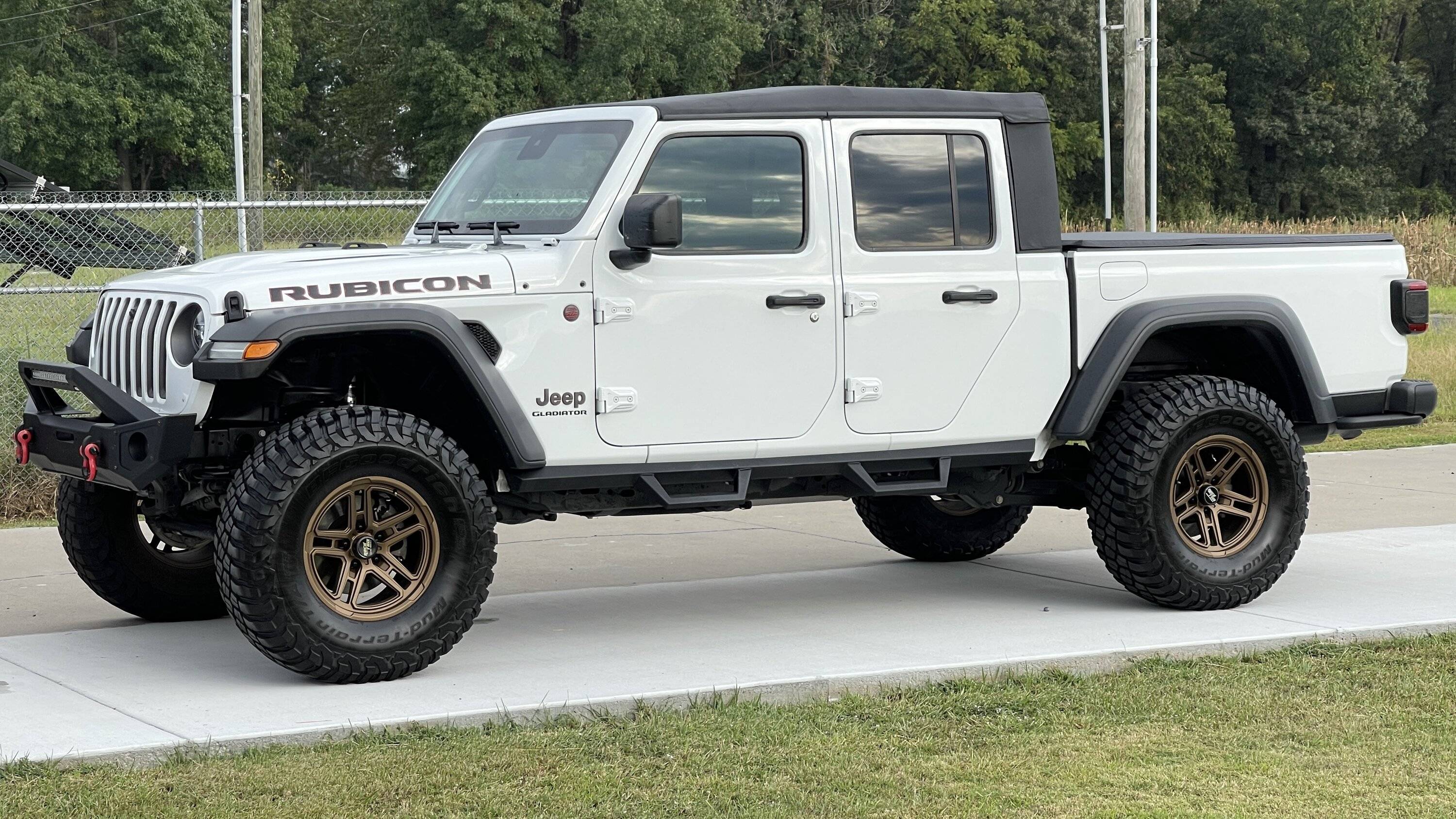 Jeep Gladiator BRIGHT WHITE Gladiator JT Club 3E998E7D-E09B-4E0F-B19F-9A46DE427F14