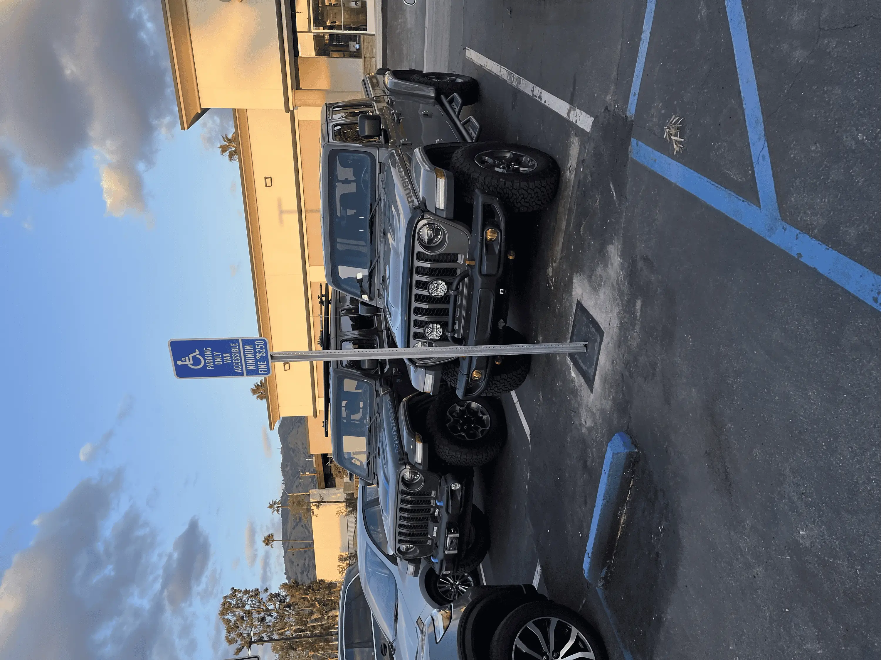 Jeep Gladiator Jeeps Parking Next To Jeeps tempImageqfKFeN