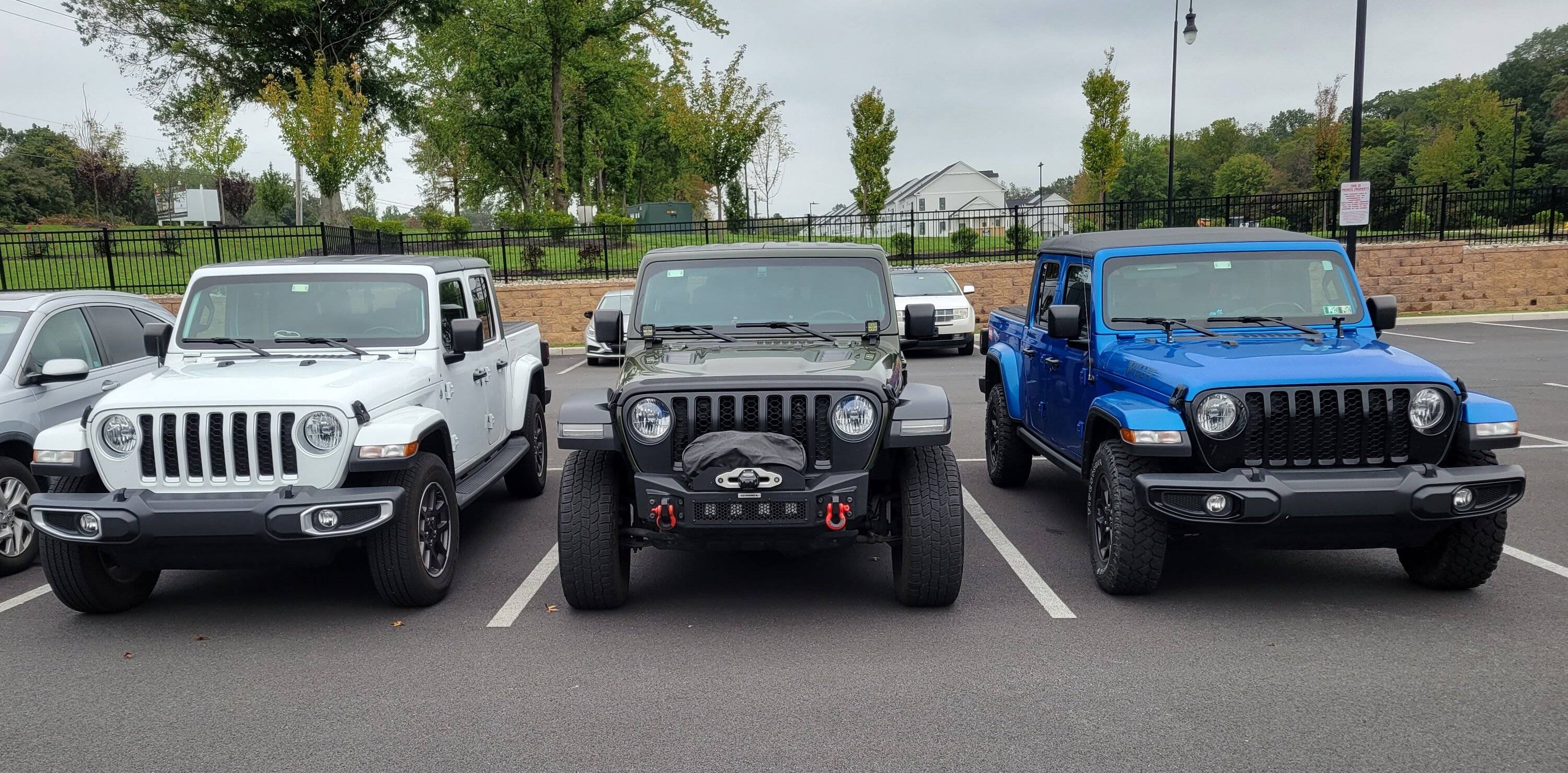 Jeep Gladiator Jeeps Parking Next To Jeeps 20230928_105725