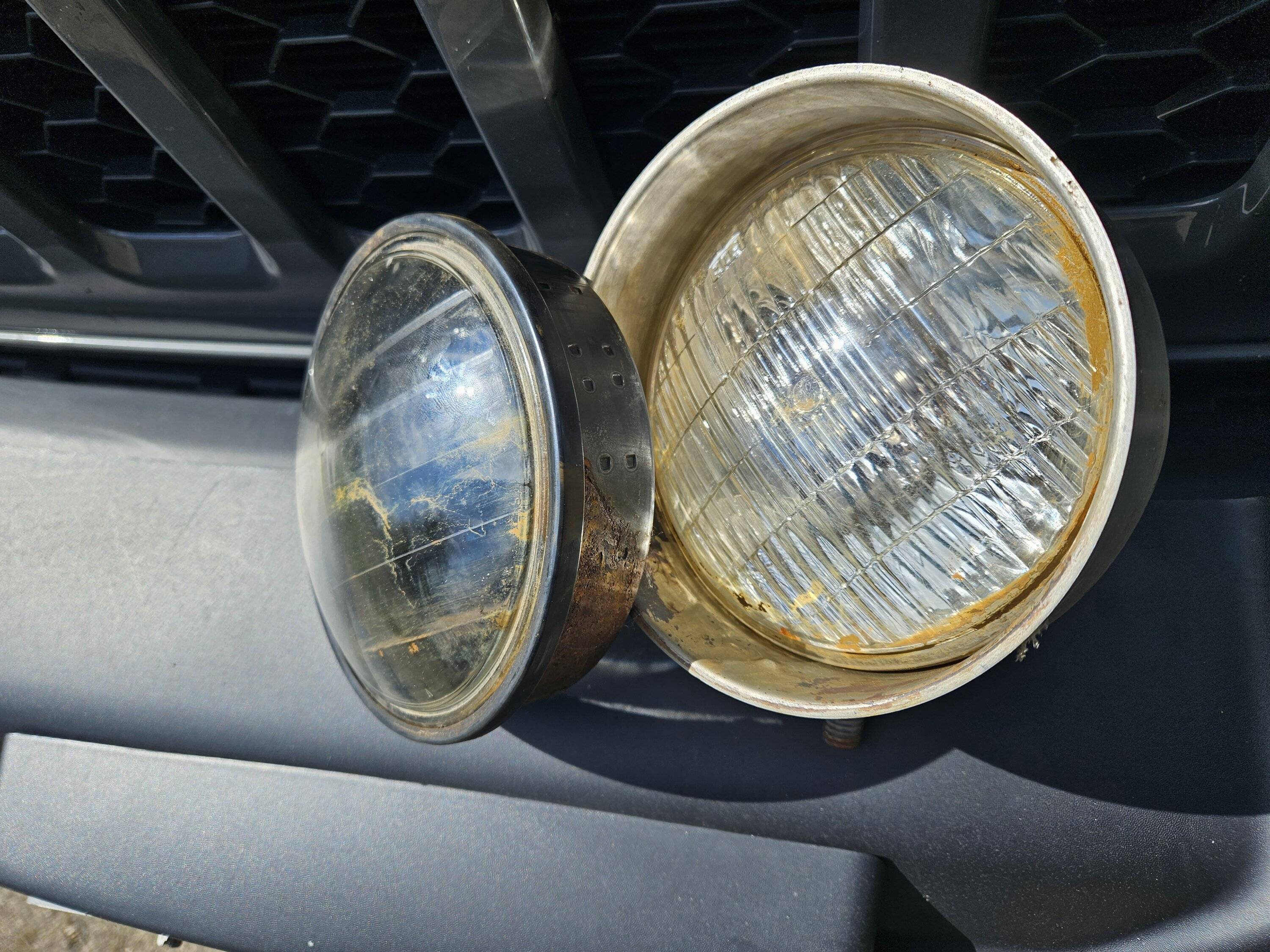 Jeep Gladiator Help identifying some old KC lights 20231004_125304