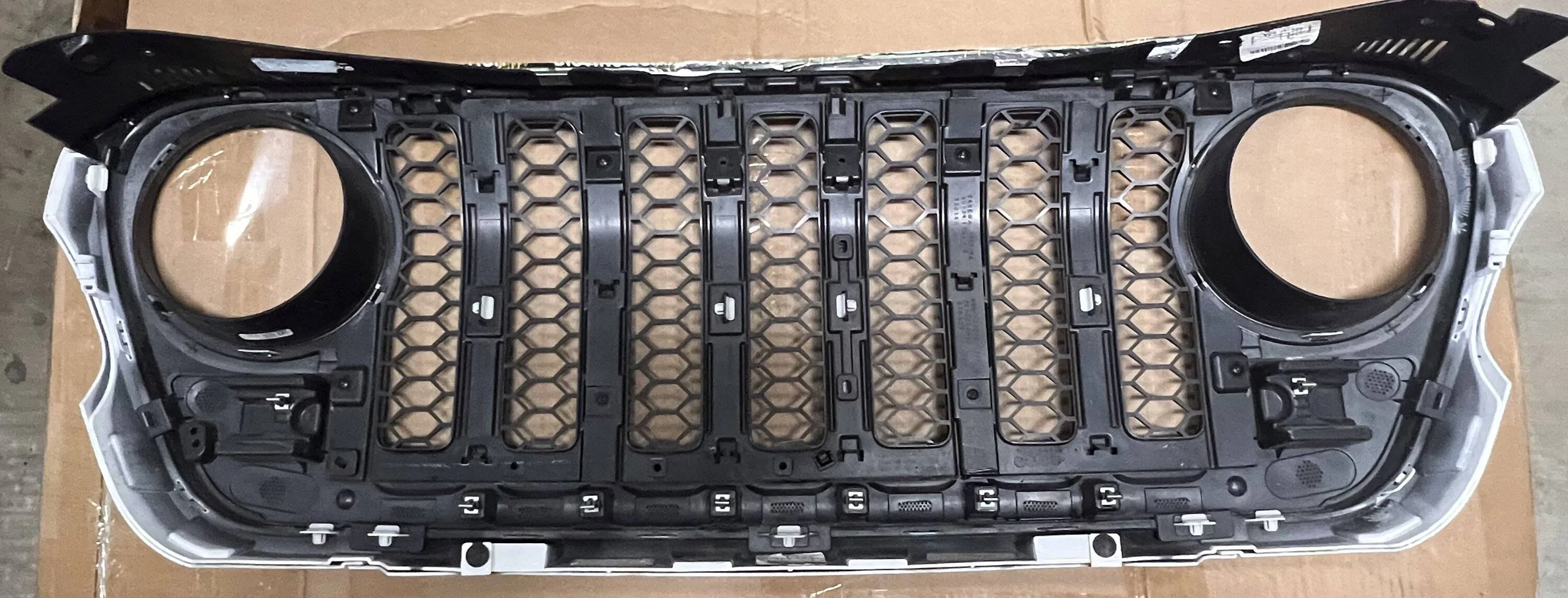 Jeep Gladiator Tucson - 2020 - 2024 Gladiator Wrangler JT JL Genuine Mopar OEM Grille White IMG_2904