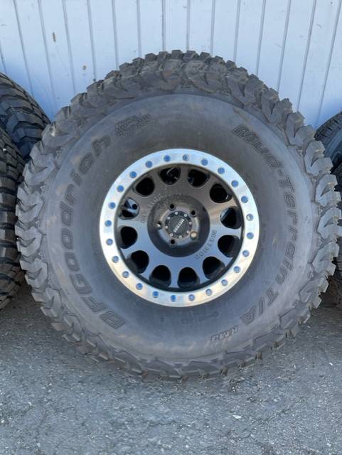 Jeep Gladiator Method Bead Locks / BFG KM3 39x13.50R17 METHOD1