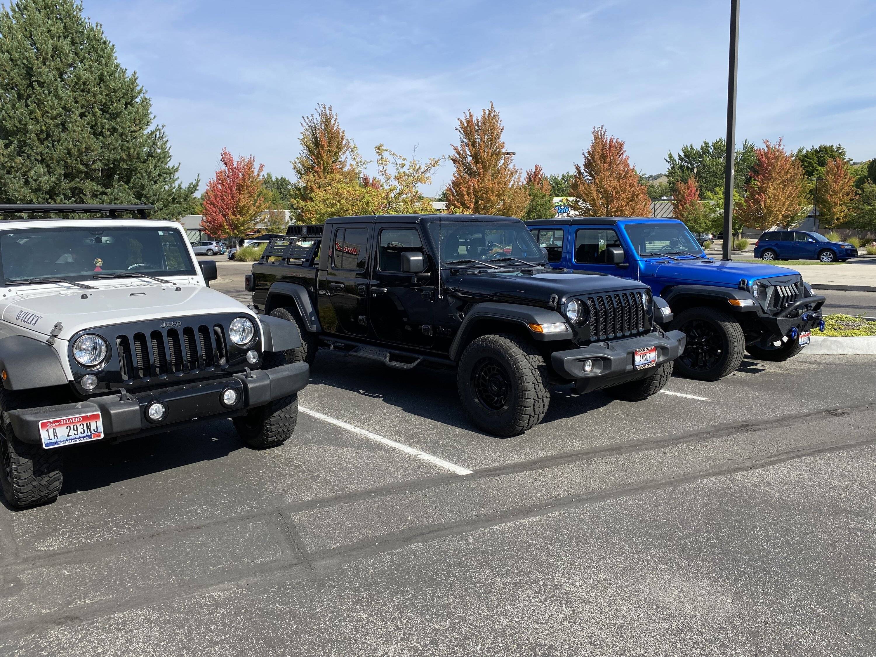 Jeep Gladiator Jeeps Parking Next To Jeeps IMG_0894