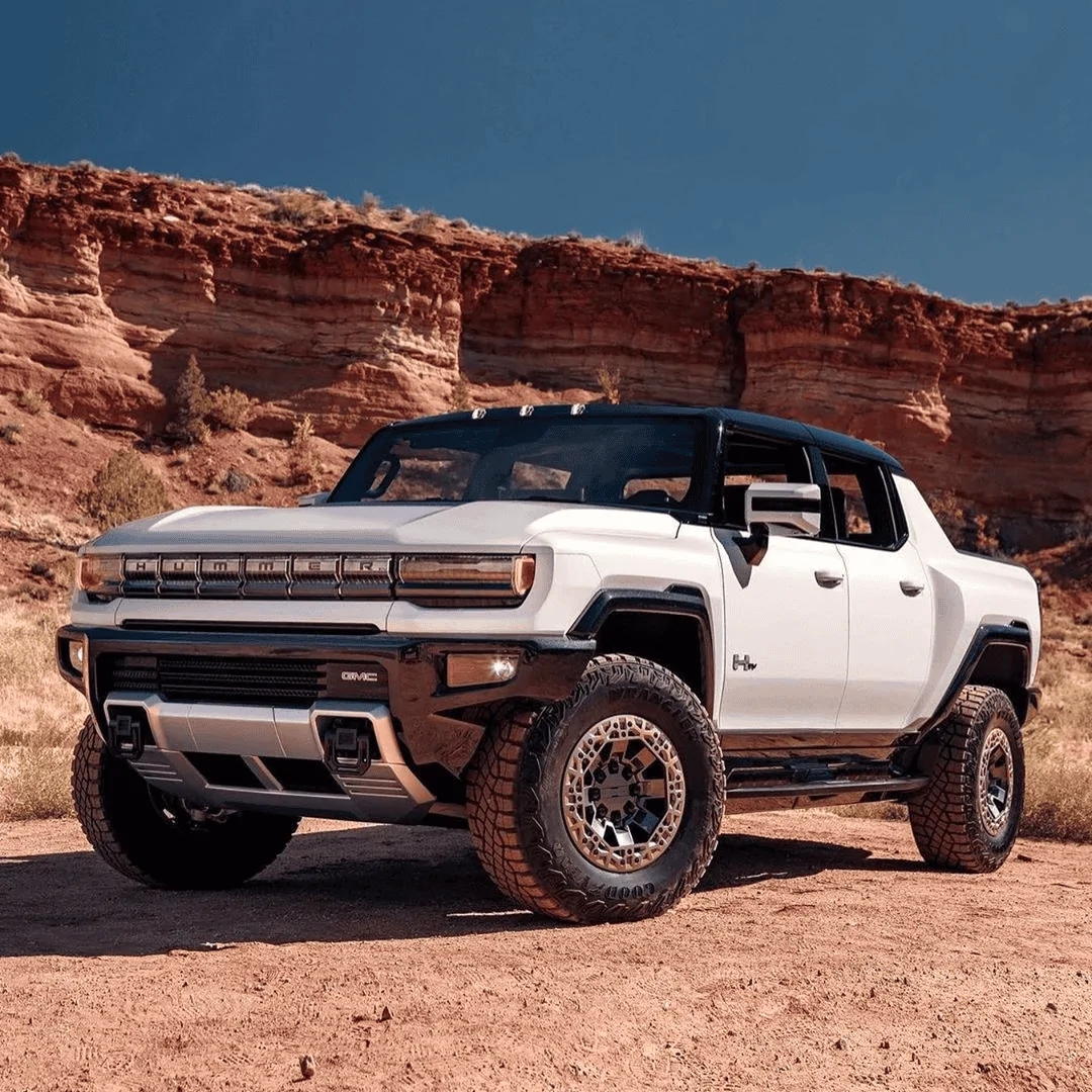 Jeep Gladiator Gladiator Mojave vs Rivian R1T (Photo Comparison) 1696686889930