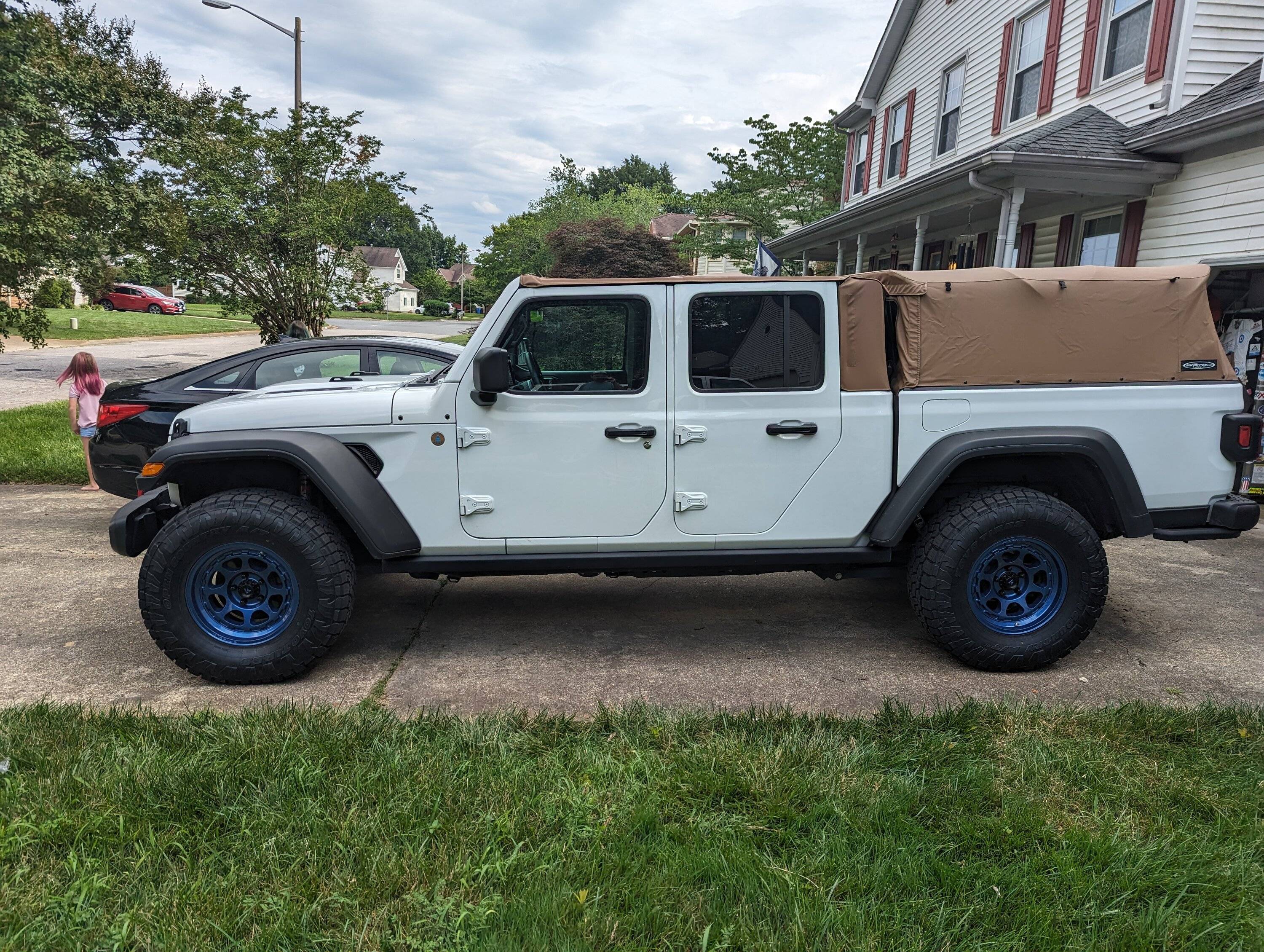 Jeep Gladiator Tan Tops PXL_20230714_204543158 (1)