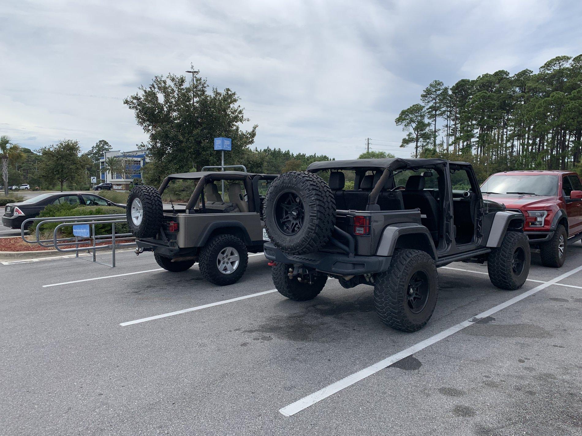Jeep Gladiator Jeeps Parking Next To Jeeps 3A396BEC-19AF-4185-947B-BE196177BAC9