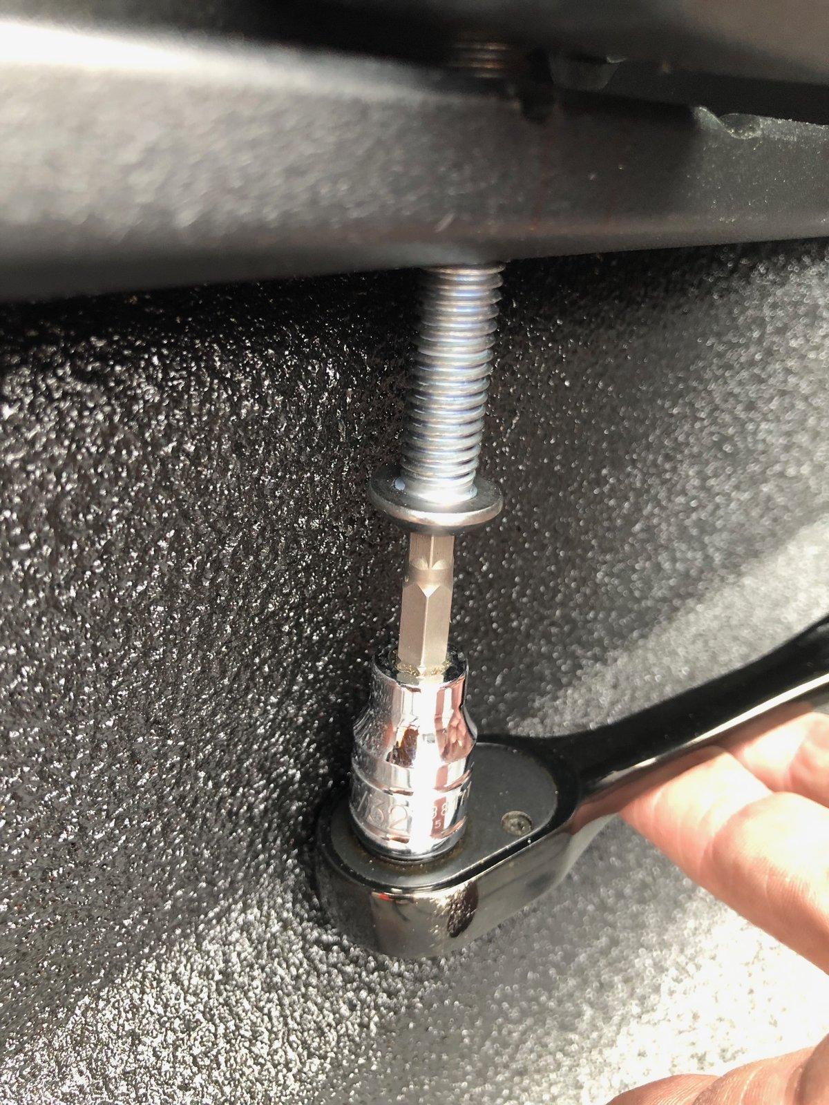 Jeep Gladiator Thule Xsporter Pro? 008 Tightening C Clamps
