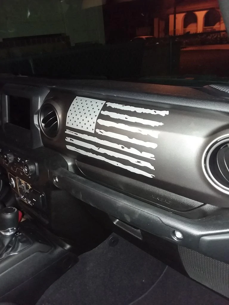 Jeep Gladiator What are people doing with the big blank dash area in front of the passenger? 20190921_202254