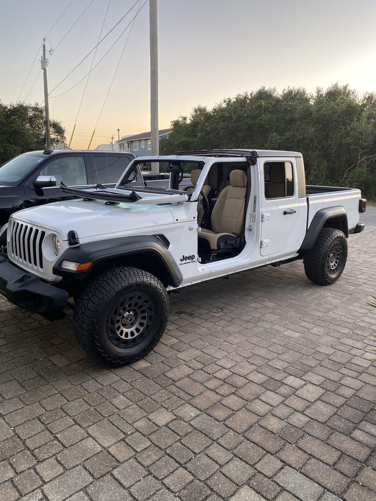 Jeep Gladiator BRIGHT WHITE Gladiator JT Club 5452C684-F06C-43D9-A0F2-7DA9DEE40A97
