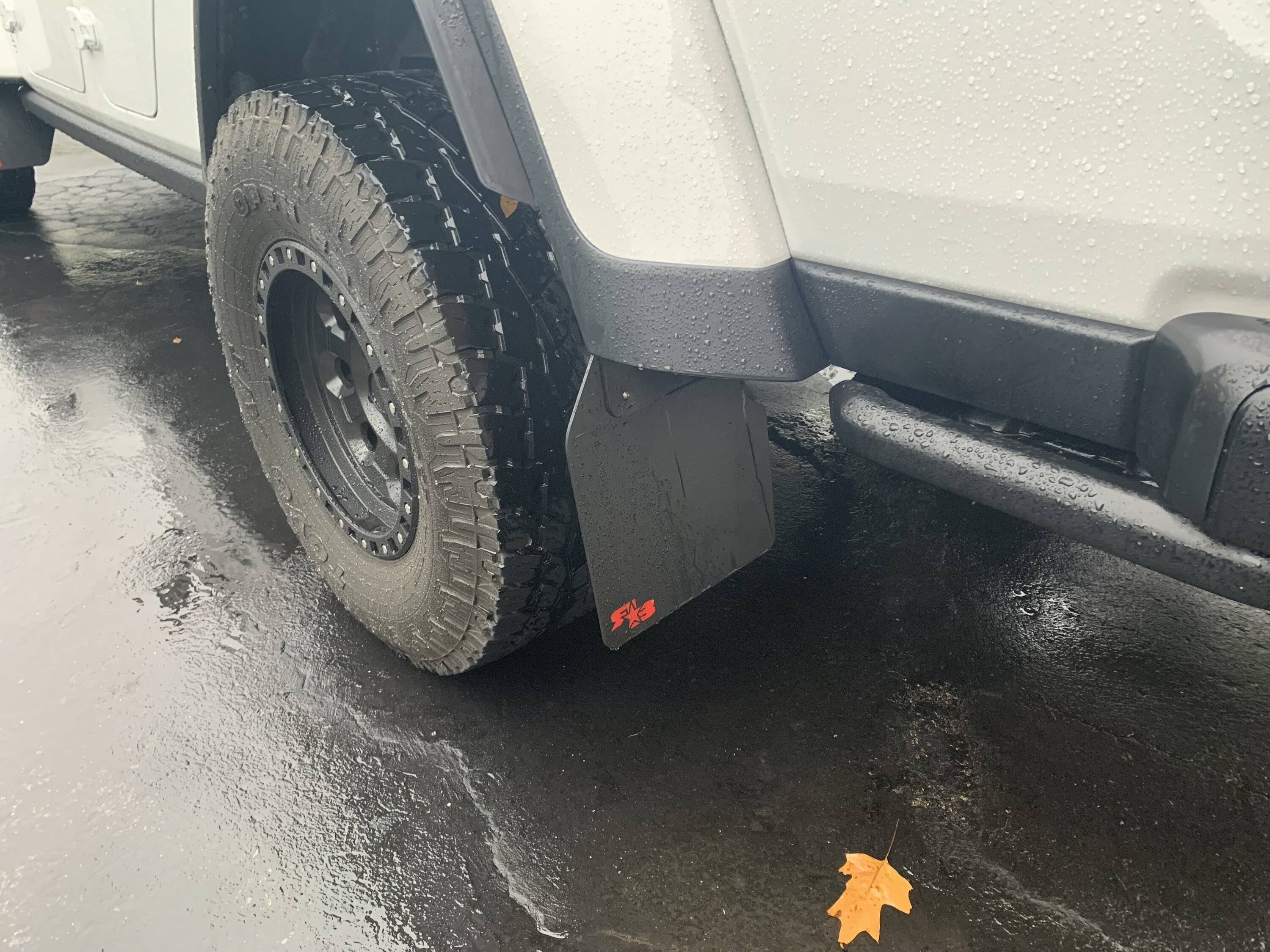 Jeep Gladiator Anyone installed Xtreme Recon Fenders on JT? IMG_9081