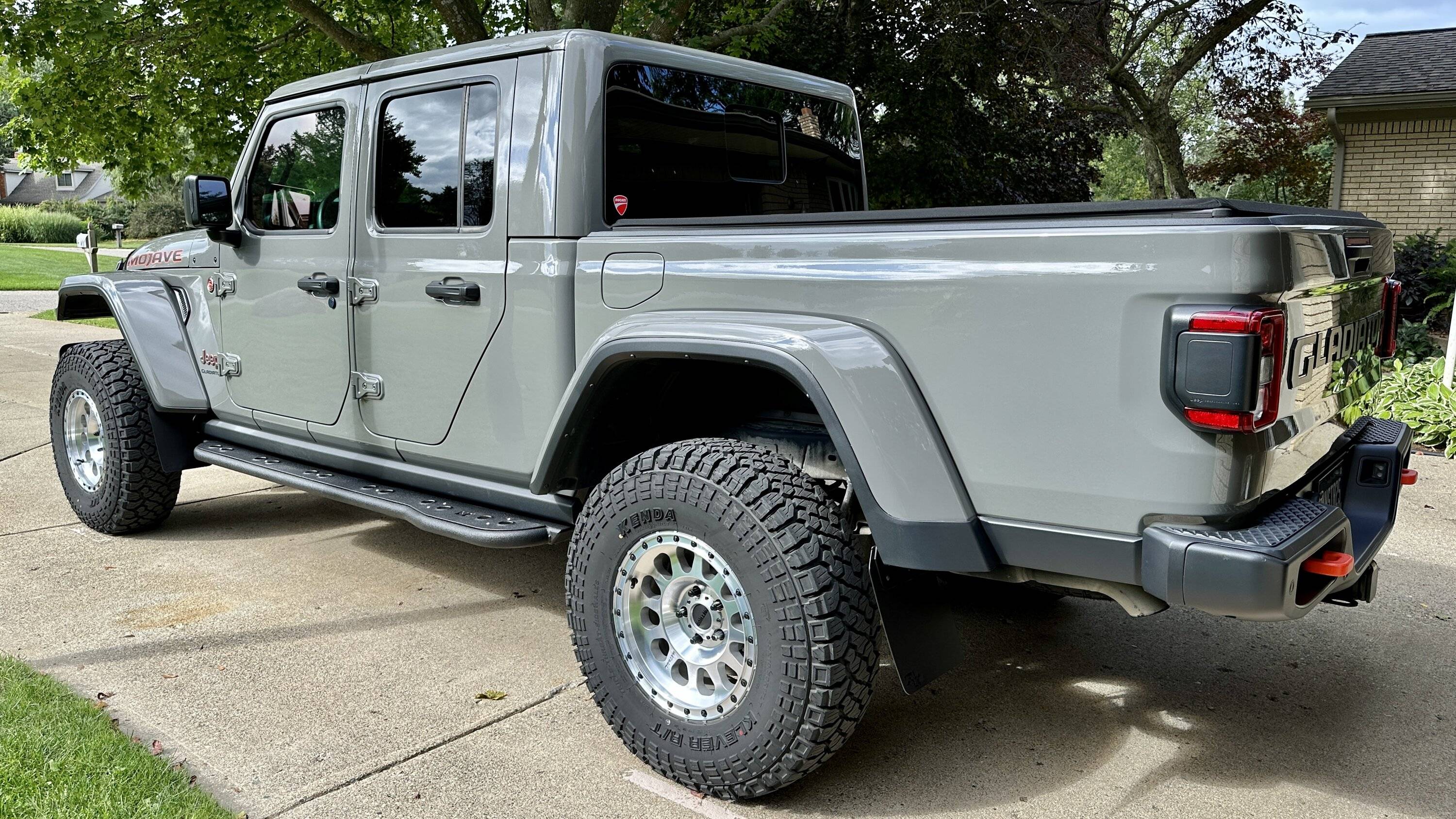 Jeep Gladiator Sorry can’t find thread but any side steps go with Rubi Rails? IMG_4112