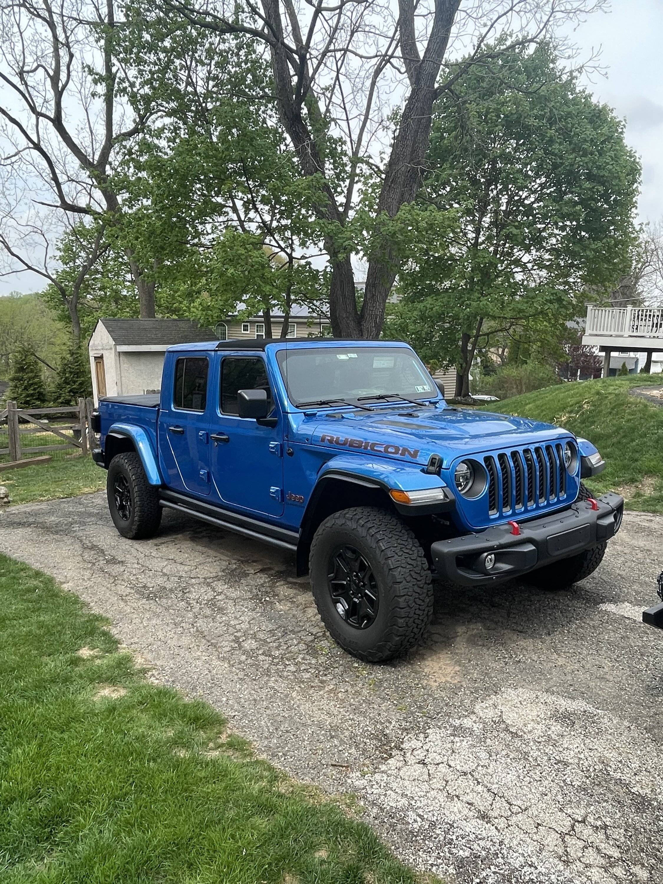 Jeep Gladiator Sorry can’t find thread but any side steps go with Rubi Rails? IMG_4748