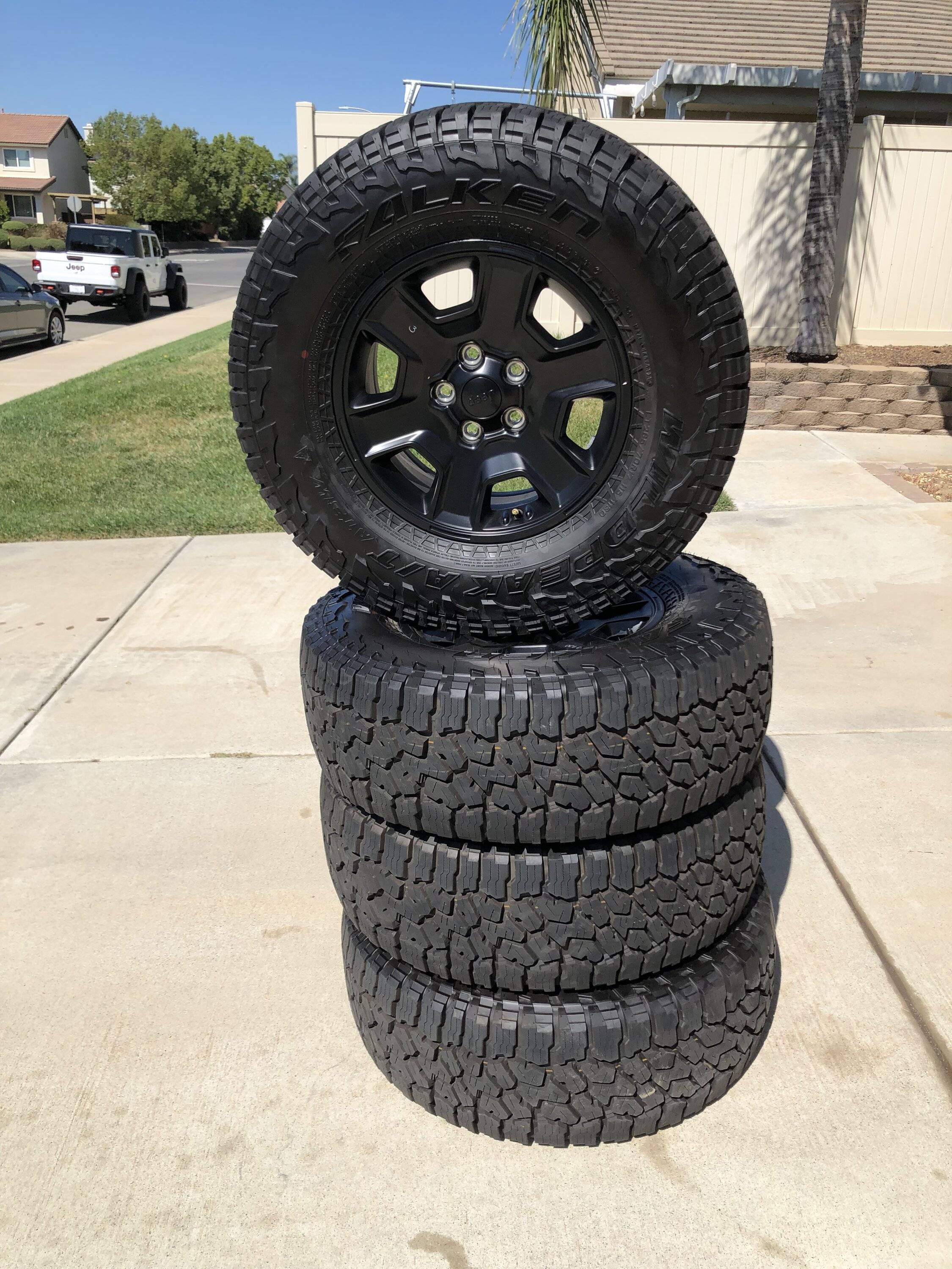 Jeep Gladiator New 23 Mojave wheels and Falken 285 70 17 tires IMG_7859