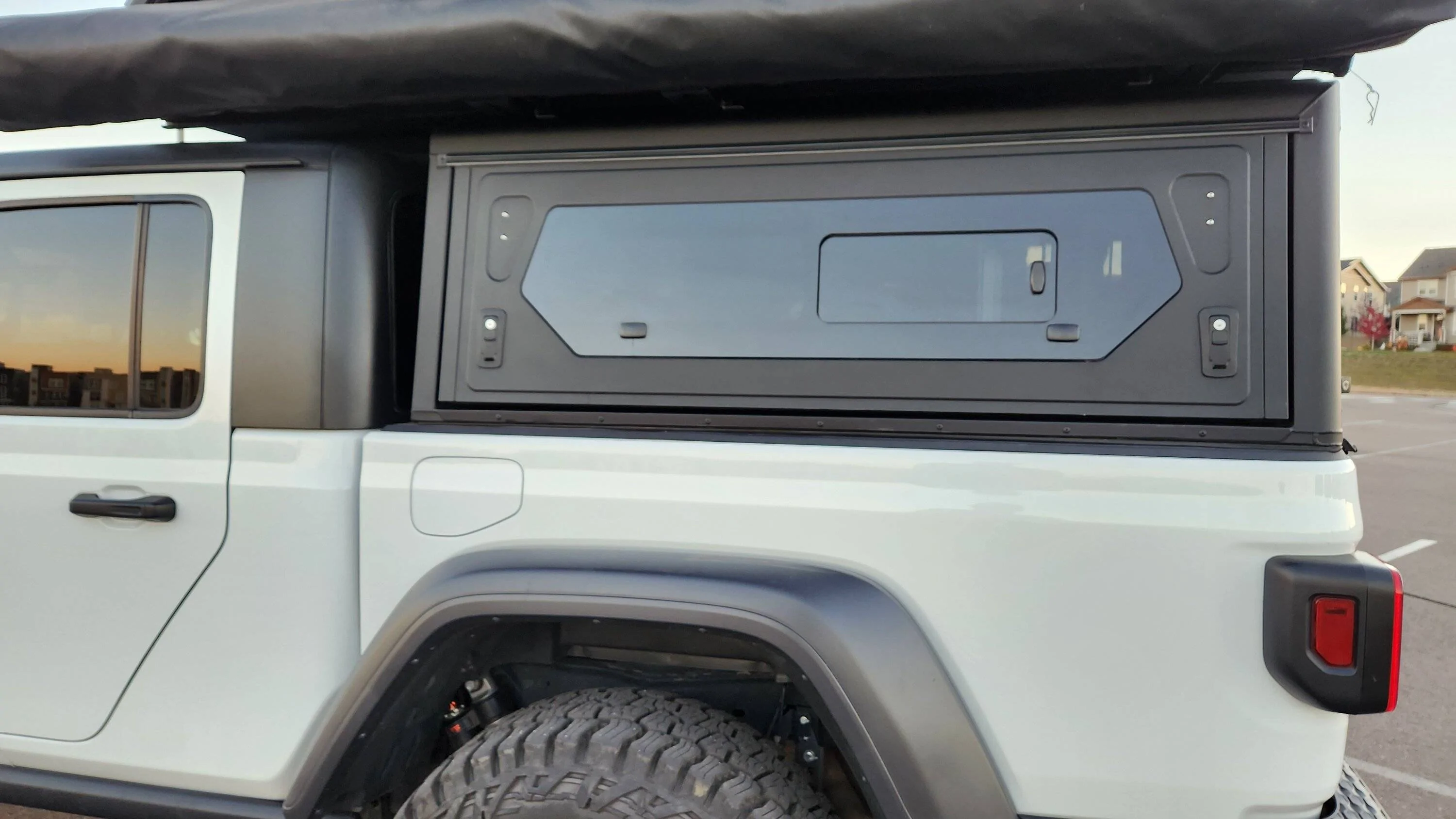 Jeep Gladiator Alu-Cab Contour Canopy w/ accessories 20231020_180720