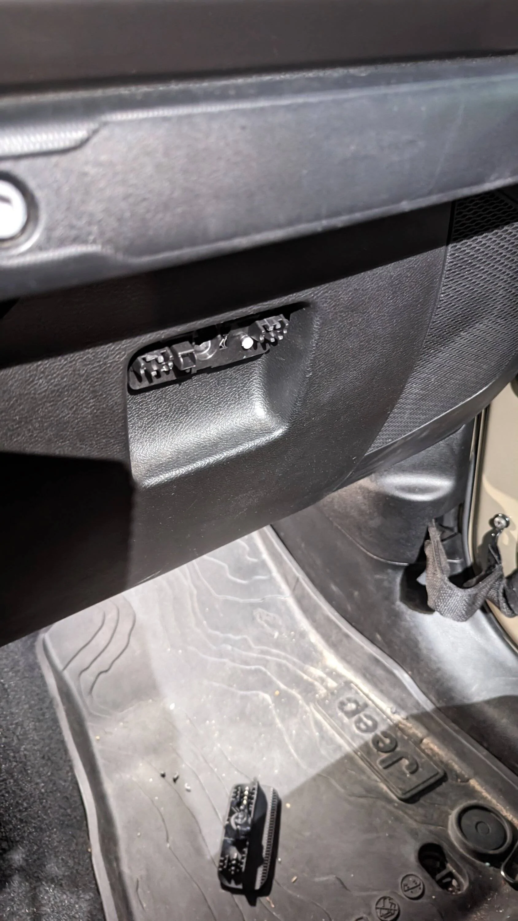Jeep Gladiator Broken latch on Glove Box PXL_20231022_110243375