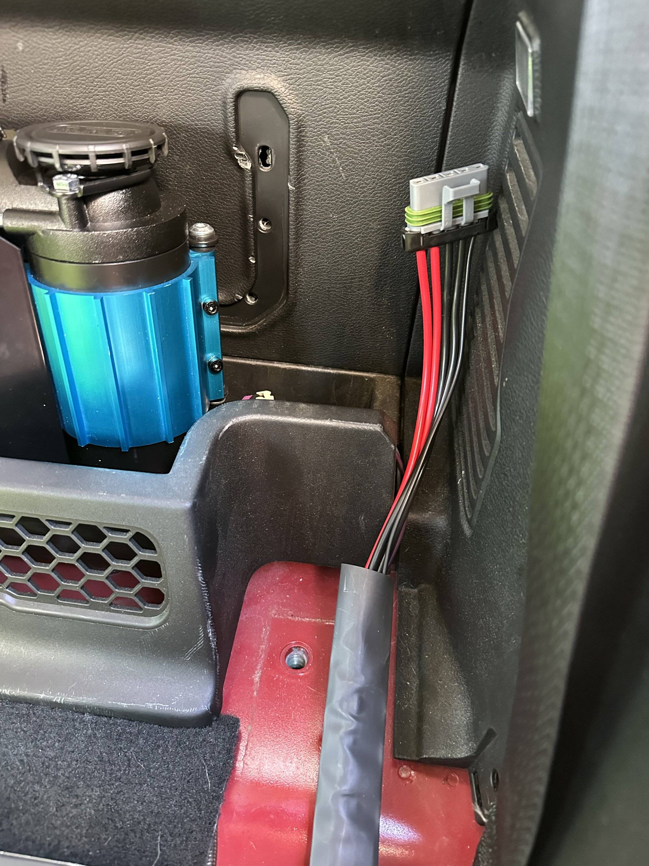 Jeep Gladiator ARB dual compressor rear seat install with 4XE air conversion cowl. IMG_0582