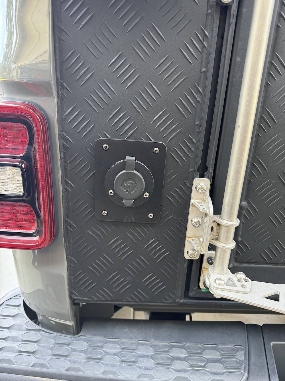 Jeep Gladiator Alu-Cab Canopy Camper Roll Call IMG_3255.JPG