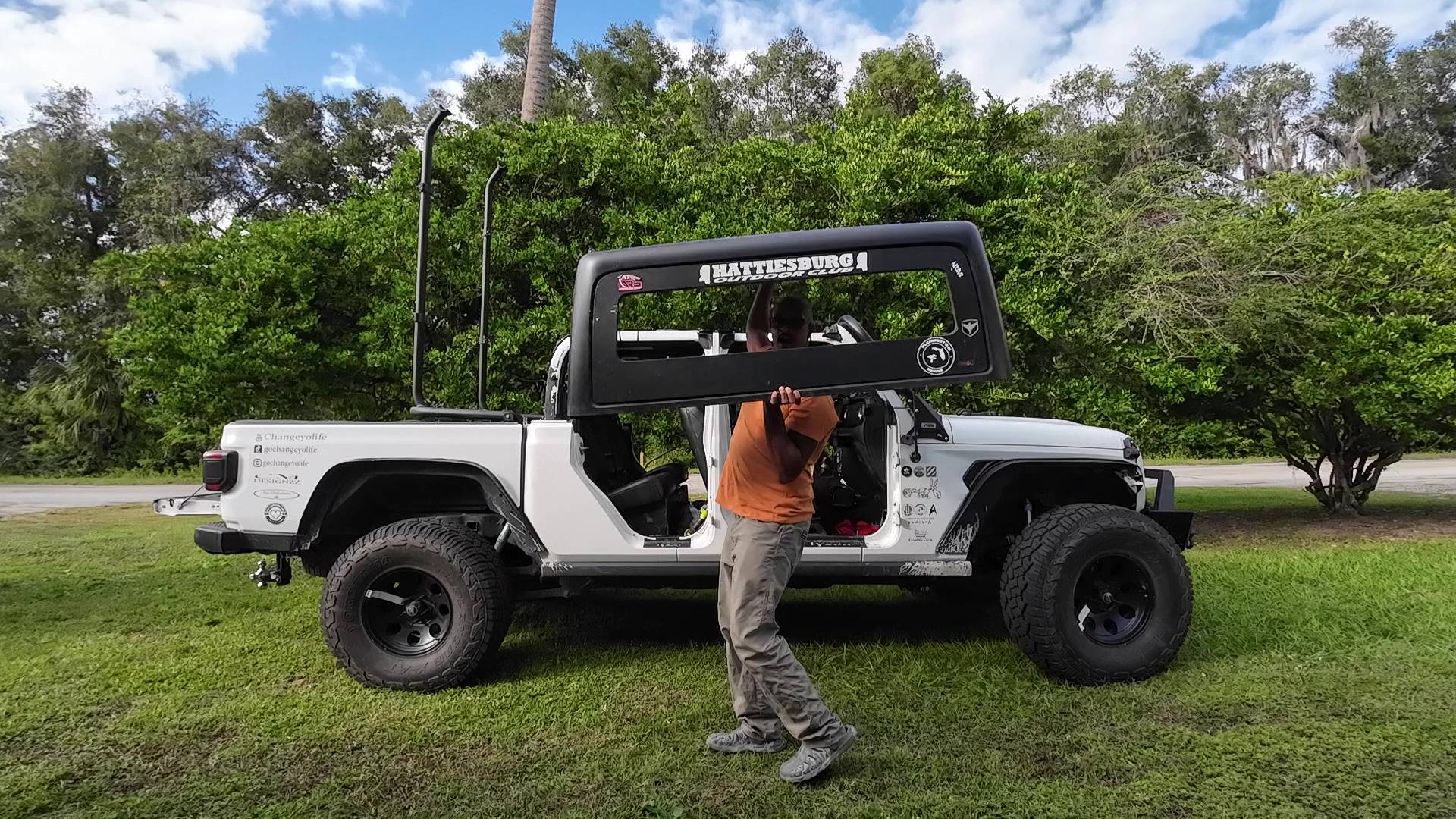 Jeep Gladiator Rear Left and Right Window Panels Explode vlcsnap-2023-10-26-21h07m07s957