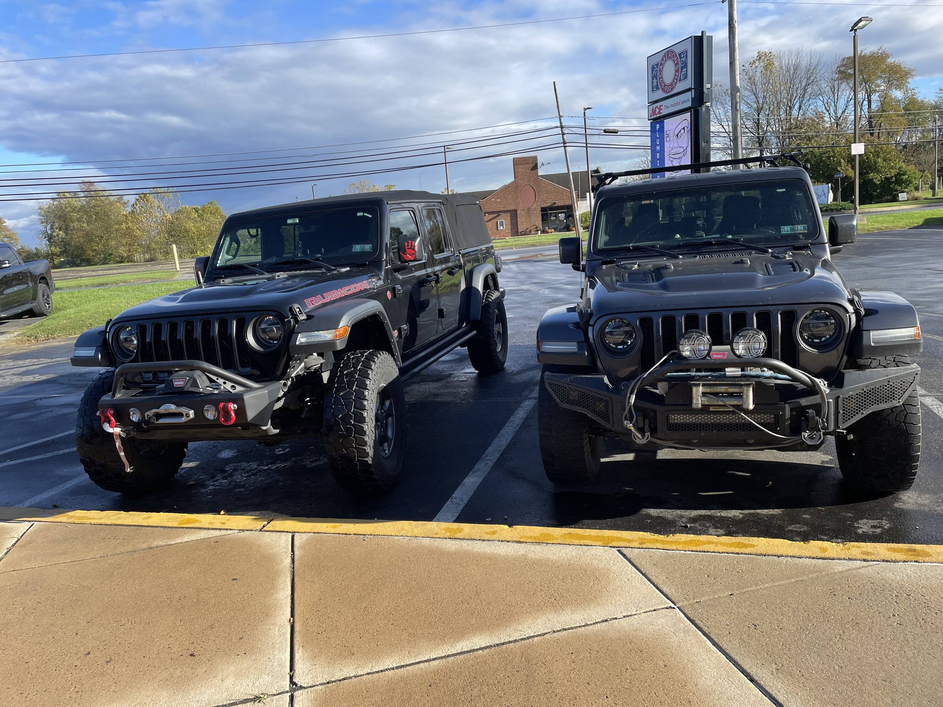 Jeep Gladiator Jeeps Parking Next To Jeeps IMG_9049
