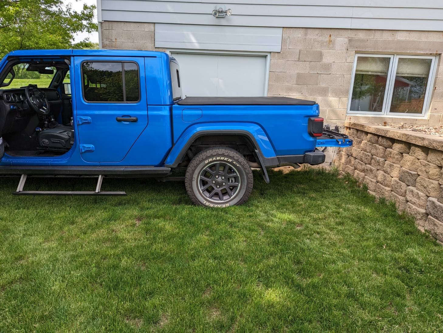 Jeep Gladiator New Gladiator delivered without side steps? PXL_20230518_205053918