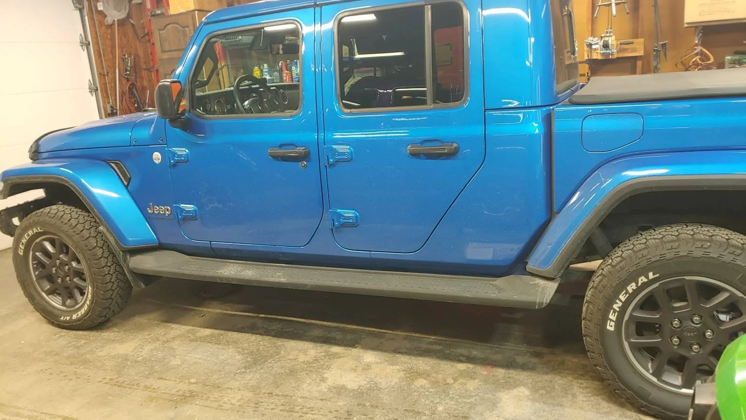 Jeep Gladiator New Gladiator delivered without side steps? 20230213_211915