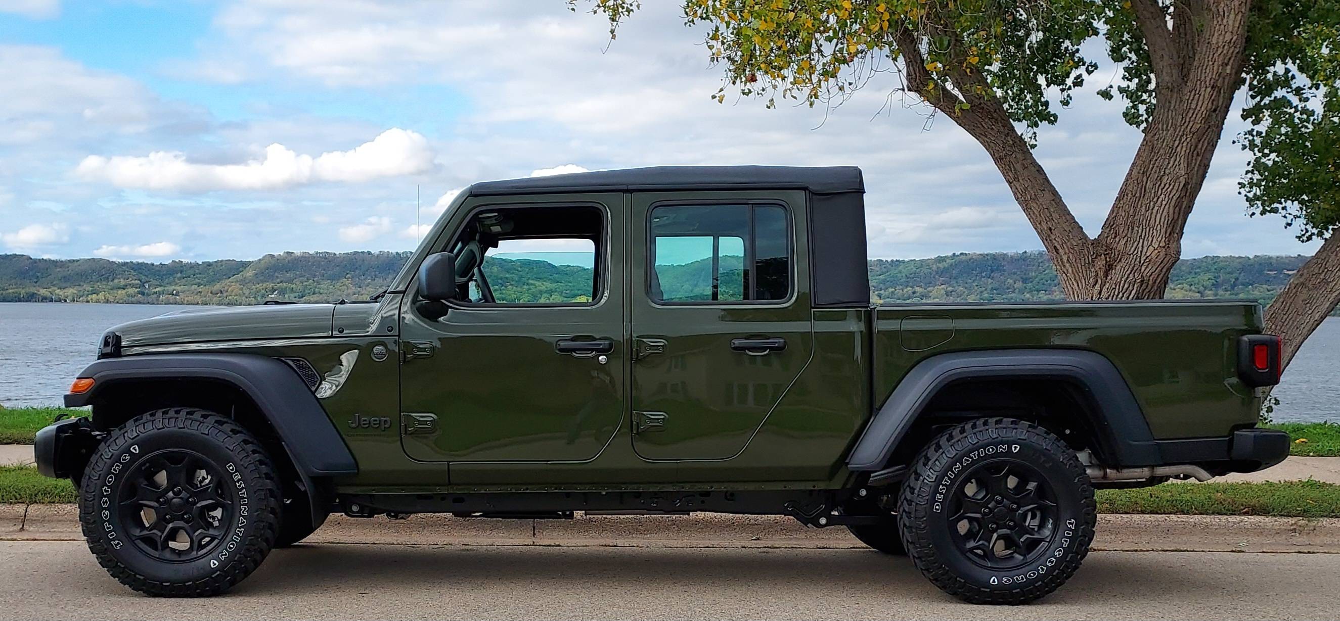 Jeep Gladiator New Gladiator delivered without side steps? 20231004_155226