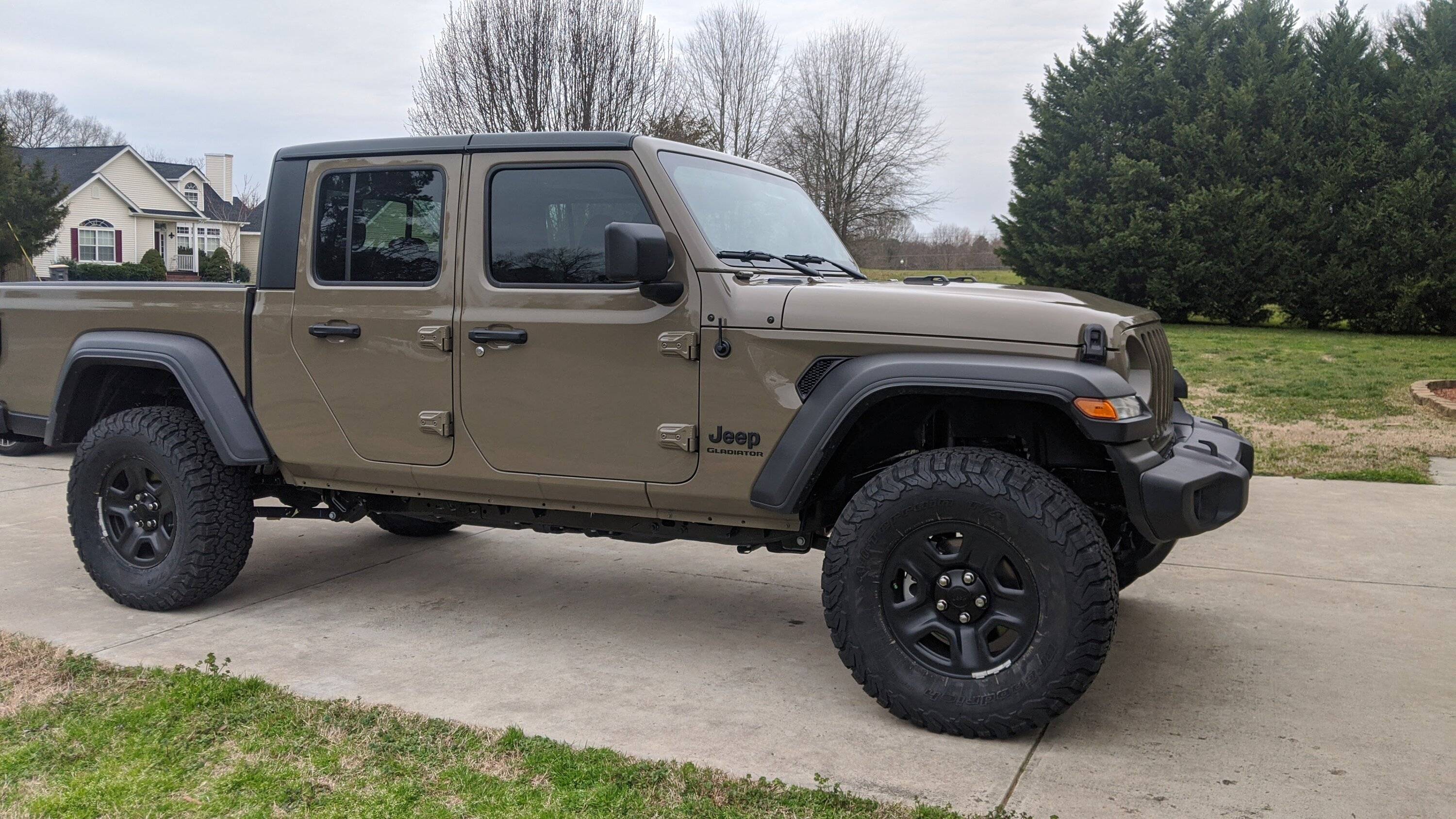 Jeep Gladiator New Gladiator delivered without side steps? MVIMG_20200216_155711