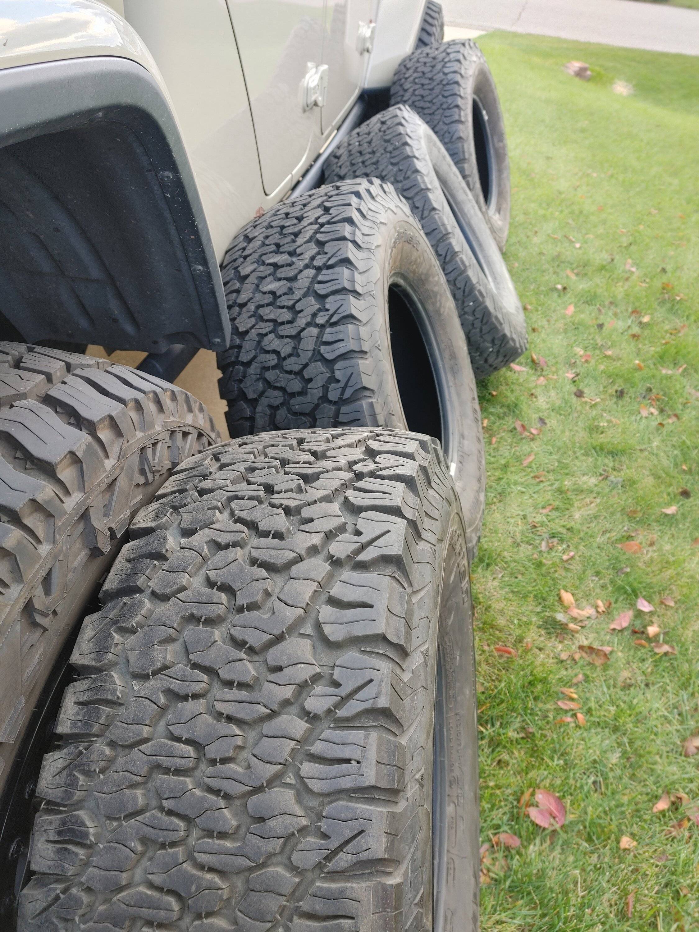 Jeep Gladiator 5 BFG Tko2 315 70 17 and Rubicon take off wheels 1030231715a_HDR