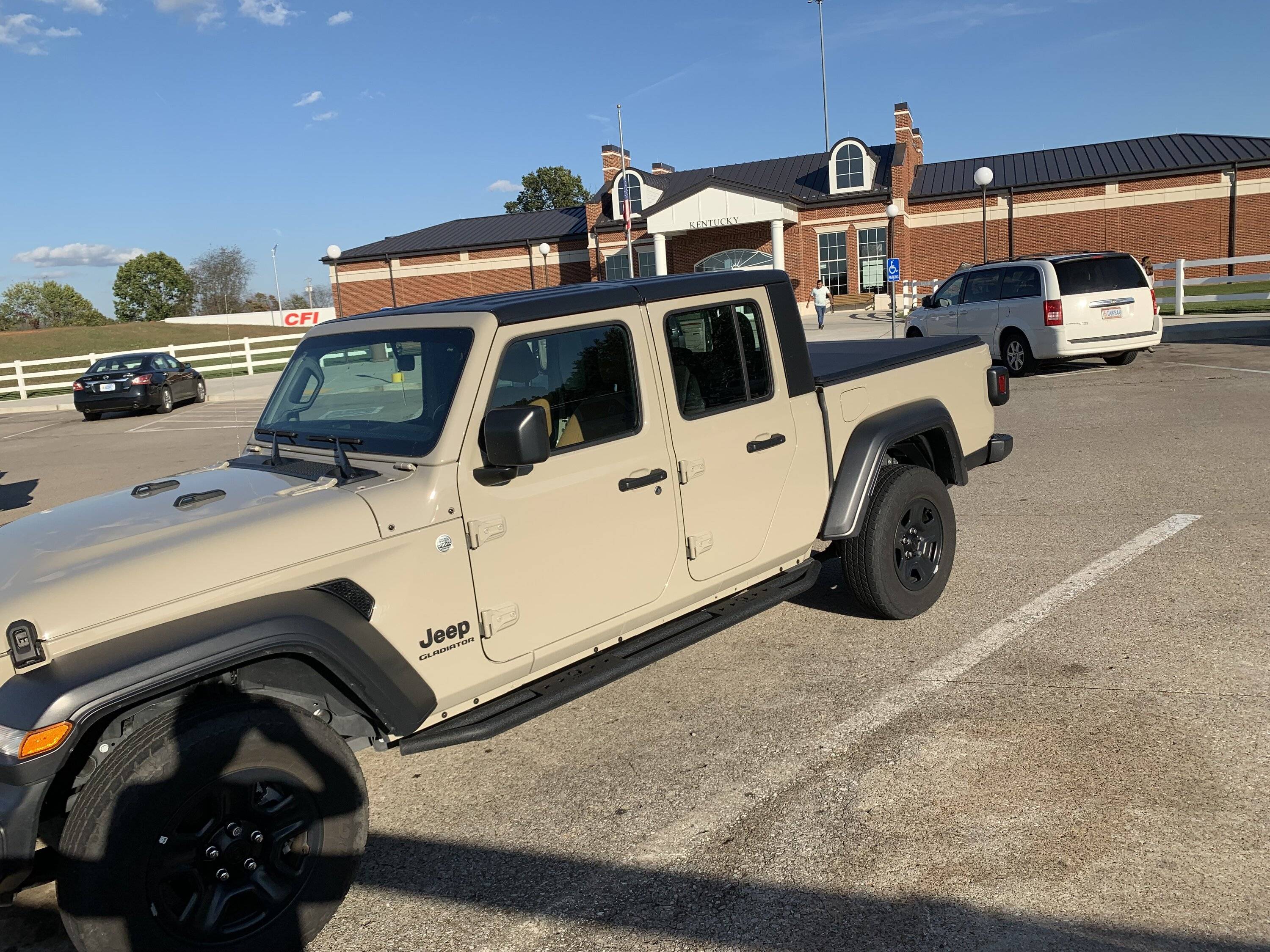 Jeep Gladiator New Gladiator delivered without side steps? IMG_1727