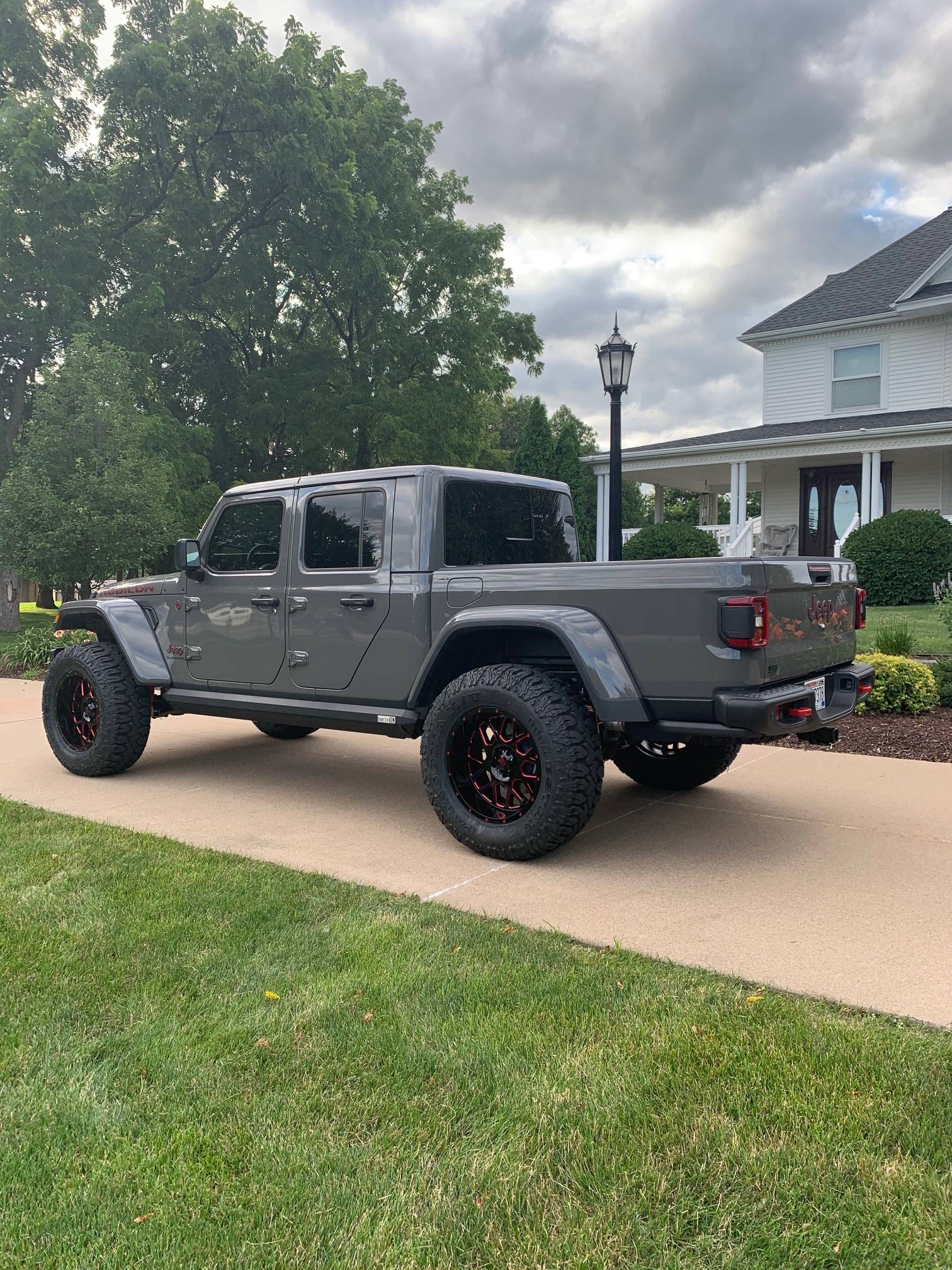 Jeep Gladiator Metalcloak gamechanger lift on 35s JTRD jeep 105