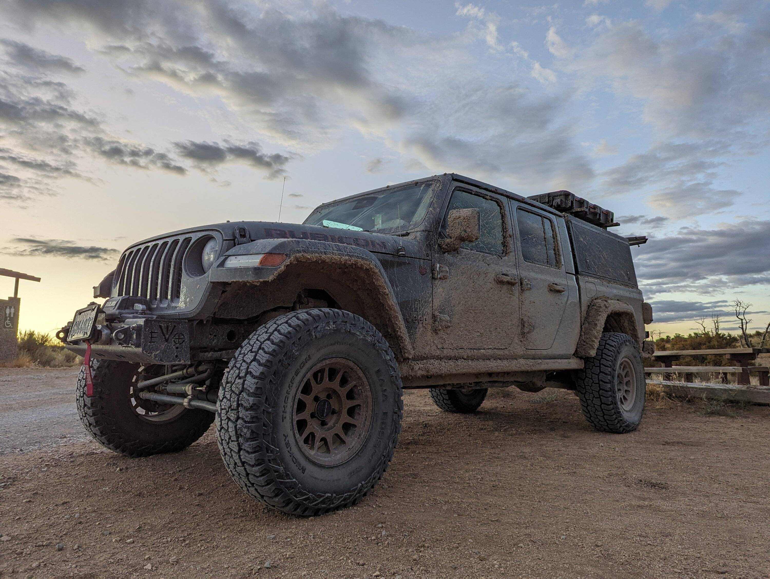 Jeep Gladiator Metalcloak gamechanger lift on 35s JTRD PXL_20230815_024738486