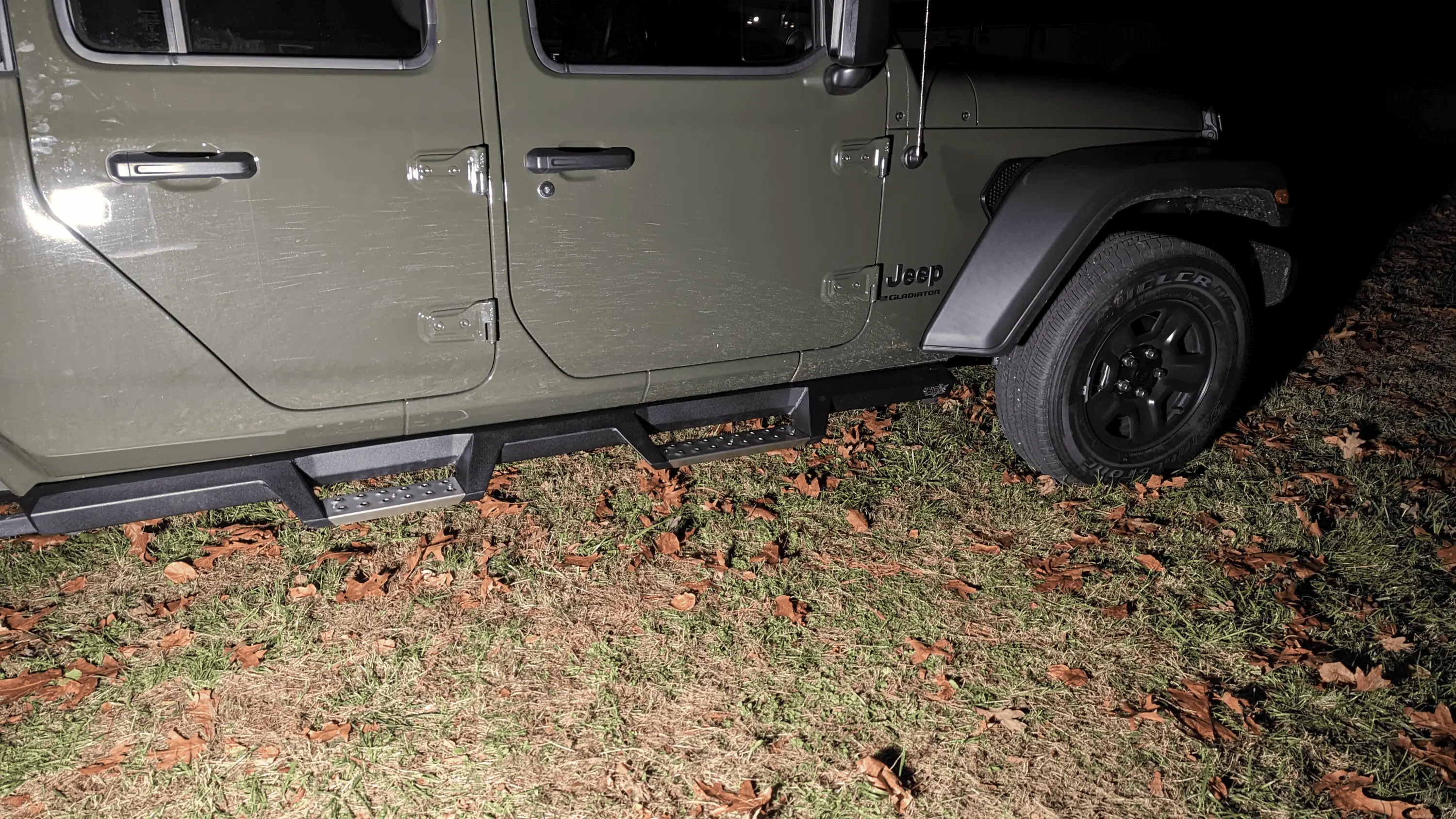 Jeep Gladiator New Gladiator delivered without side steps? 1699232438141