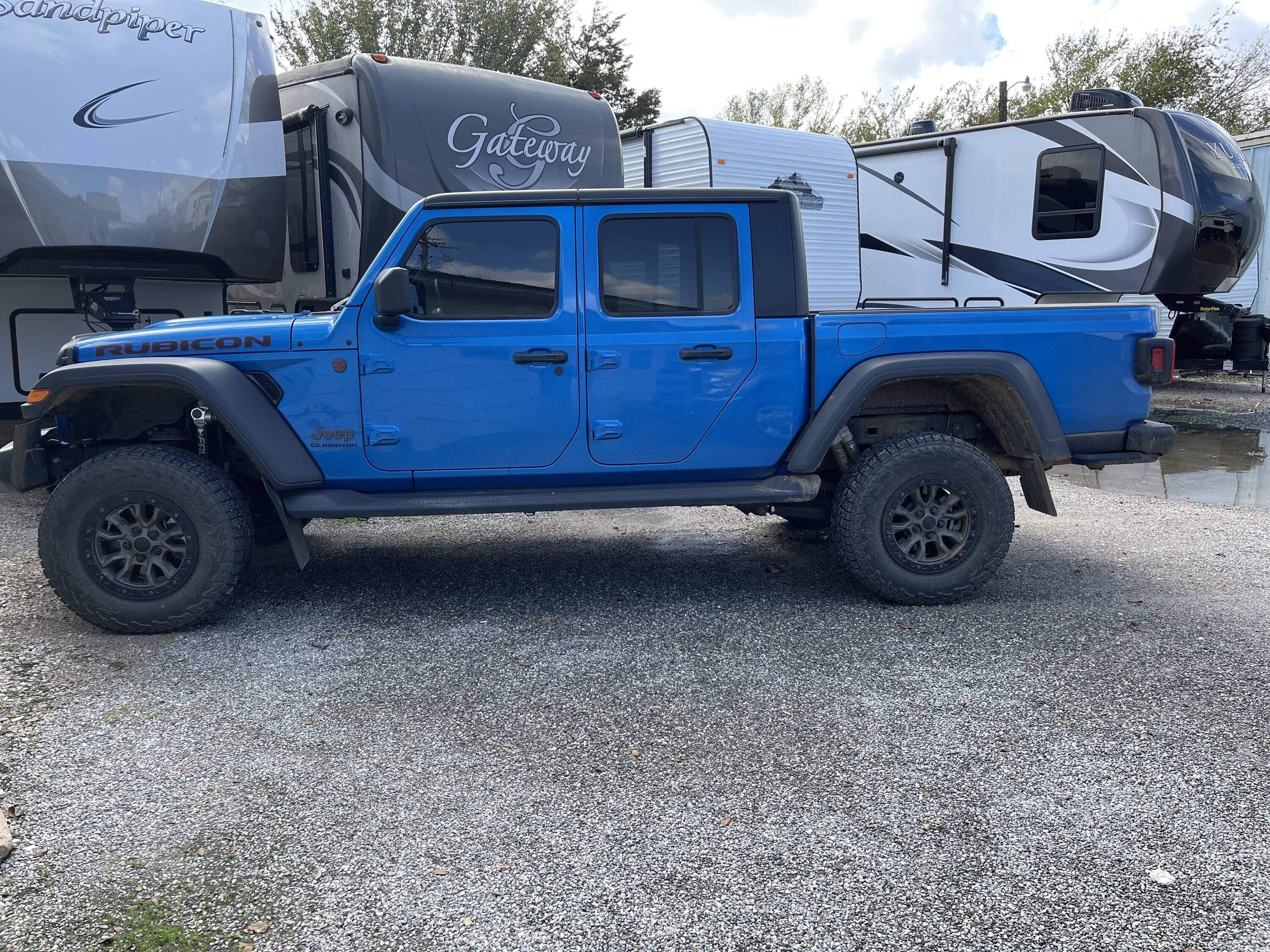 Jeep Gladiator Clayton 1.5 inch Right Ride or Overland? Is it essential to opt for the Overland package, including the 8 control arms? IMG_9877