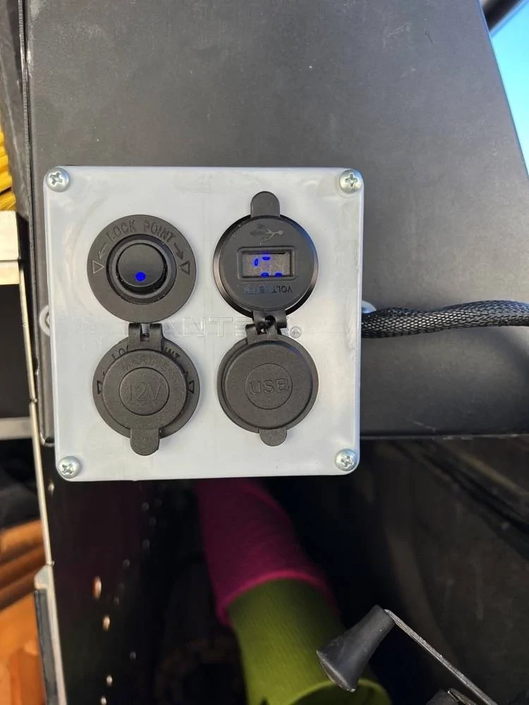 Jeep Gladiator Favorite Aux Accessories 41b_USBChargeDock