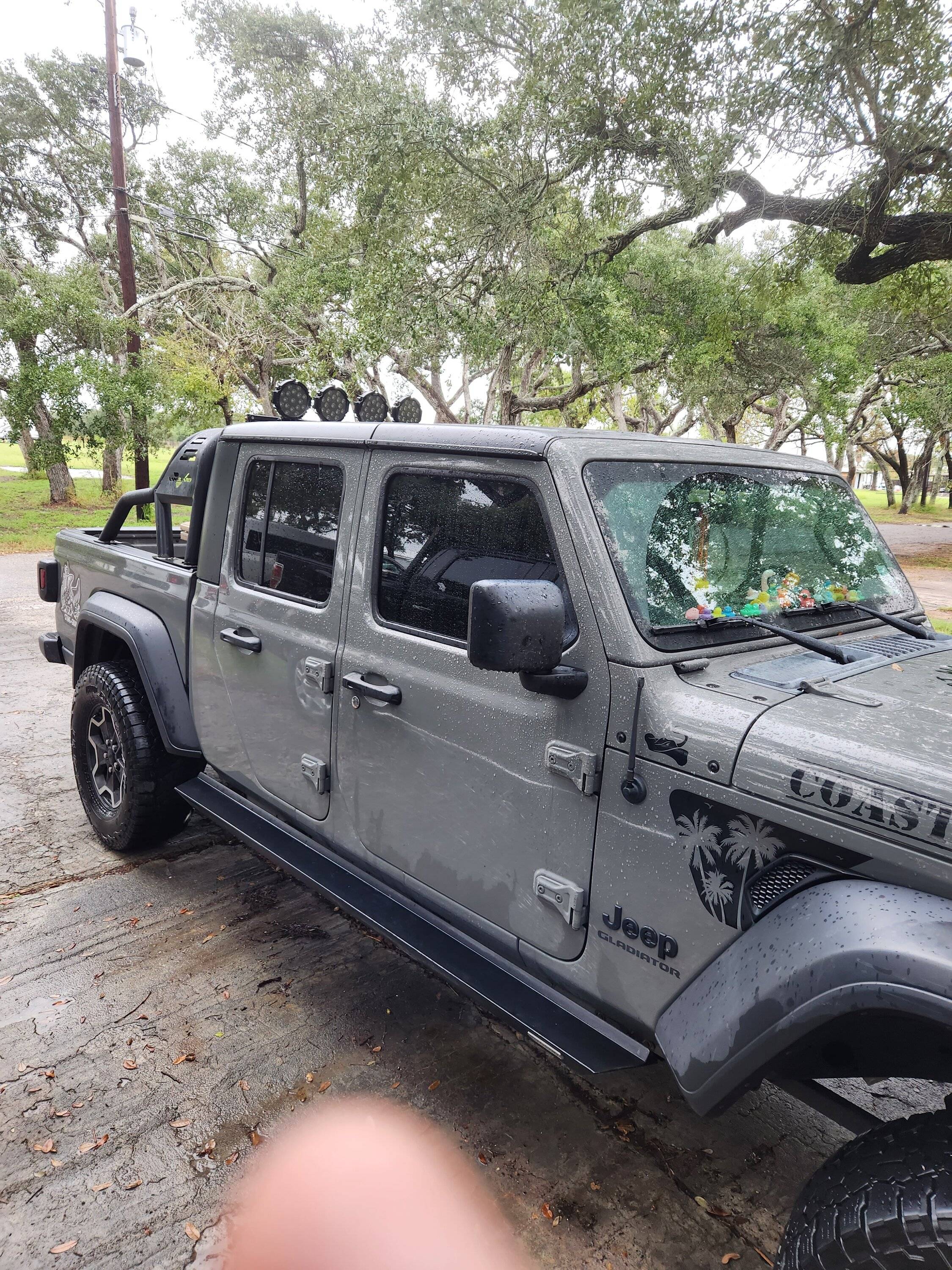 Jeep Gladiator Aux switch for lighting help 16996436189188544444901207307540