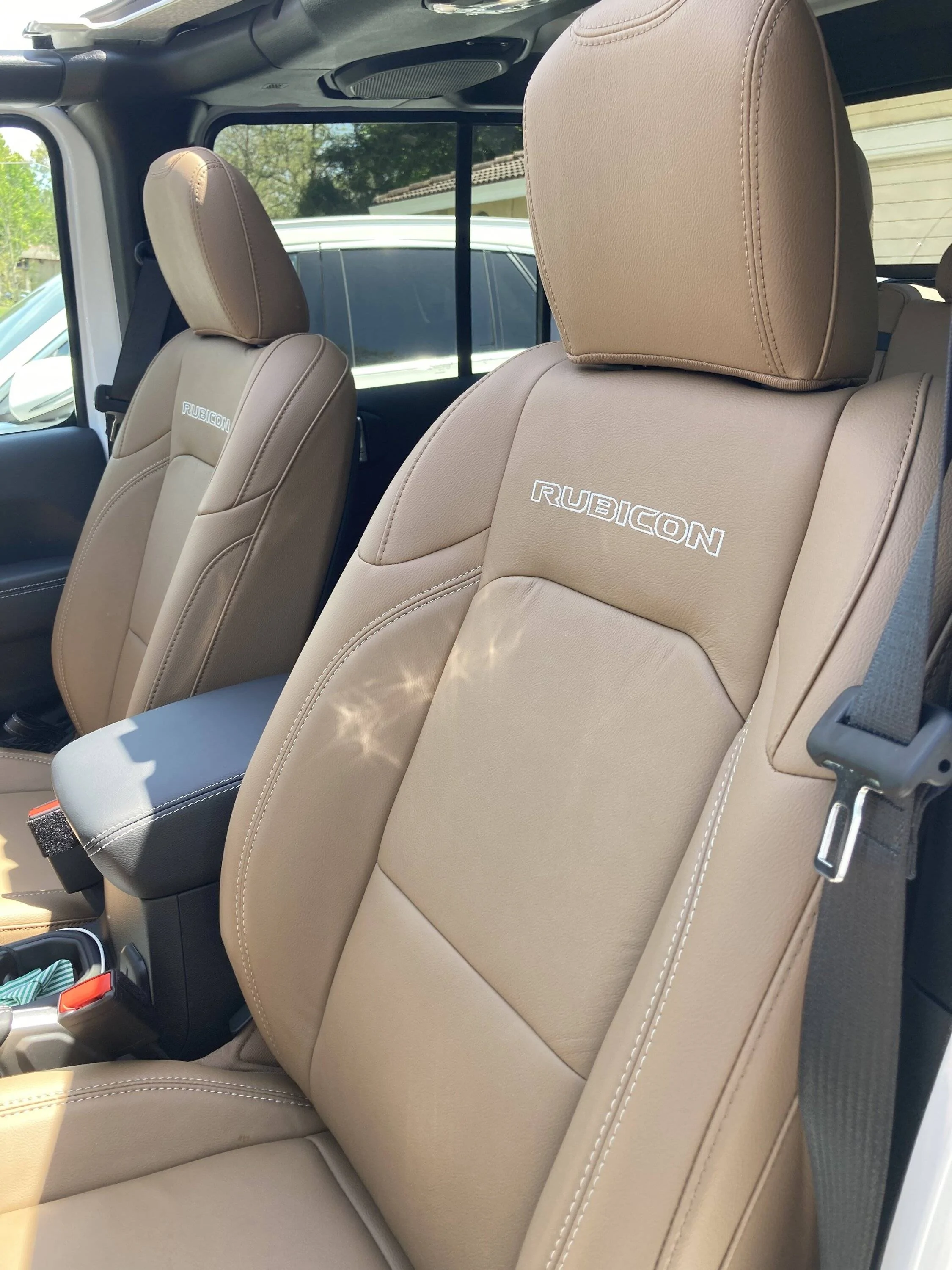 Jeep Gladiator Anyone regretting your saddle/brown leather seats? IMG_3345