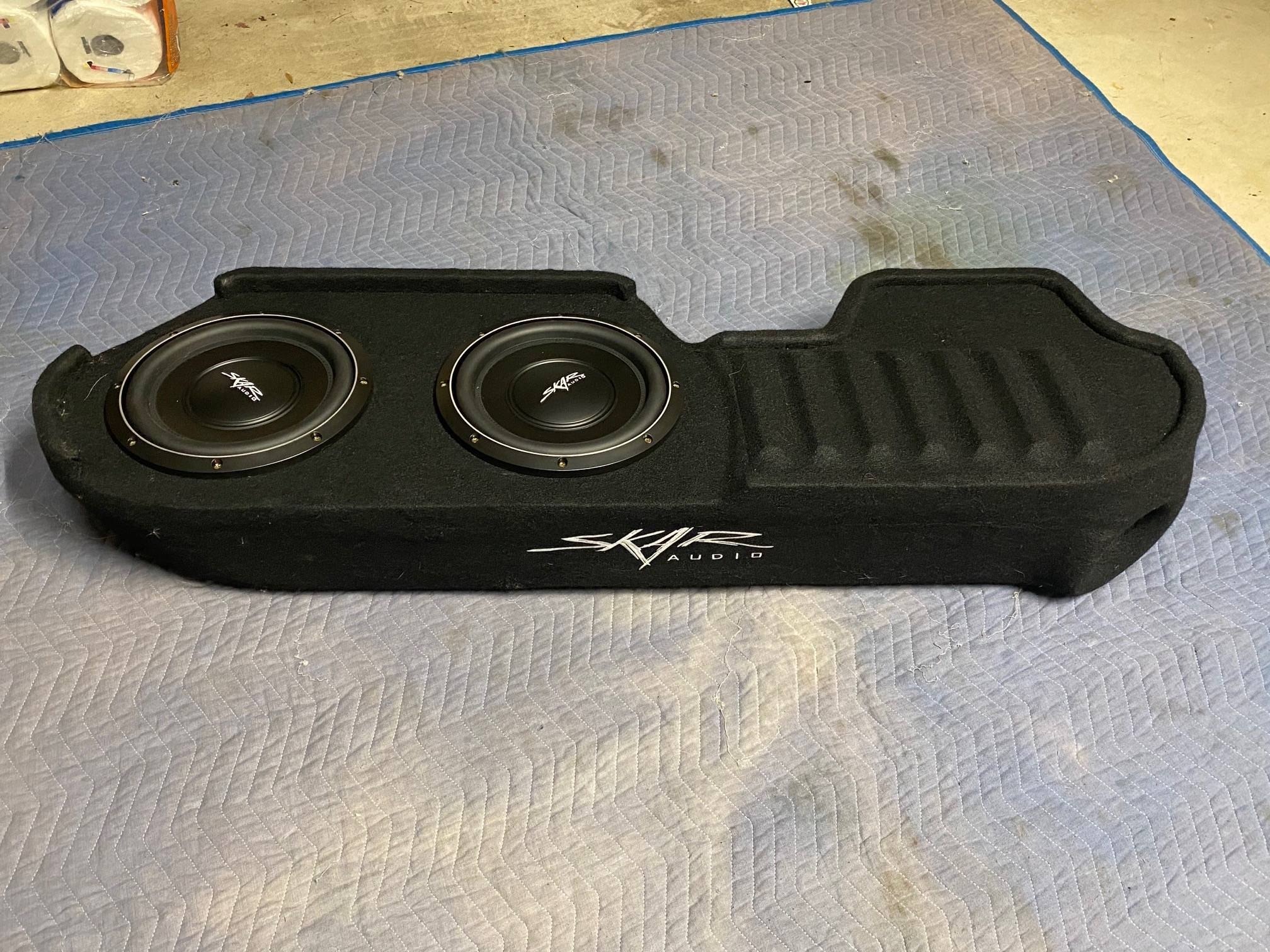 Jeep Gladiator Skar Audio Dual 10” subwoofer enclosure with  VS-10 D2 subs and RP-800.1D Amp Jeep Sub Box 1