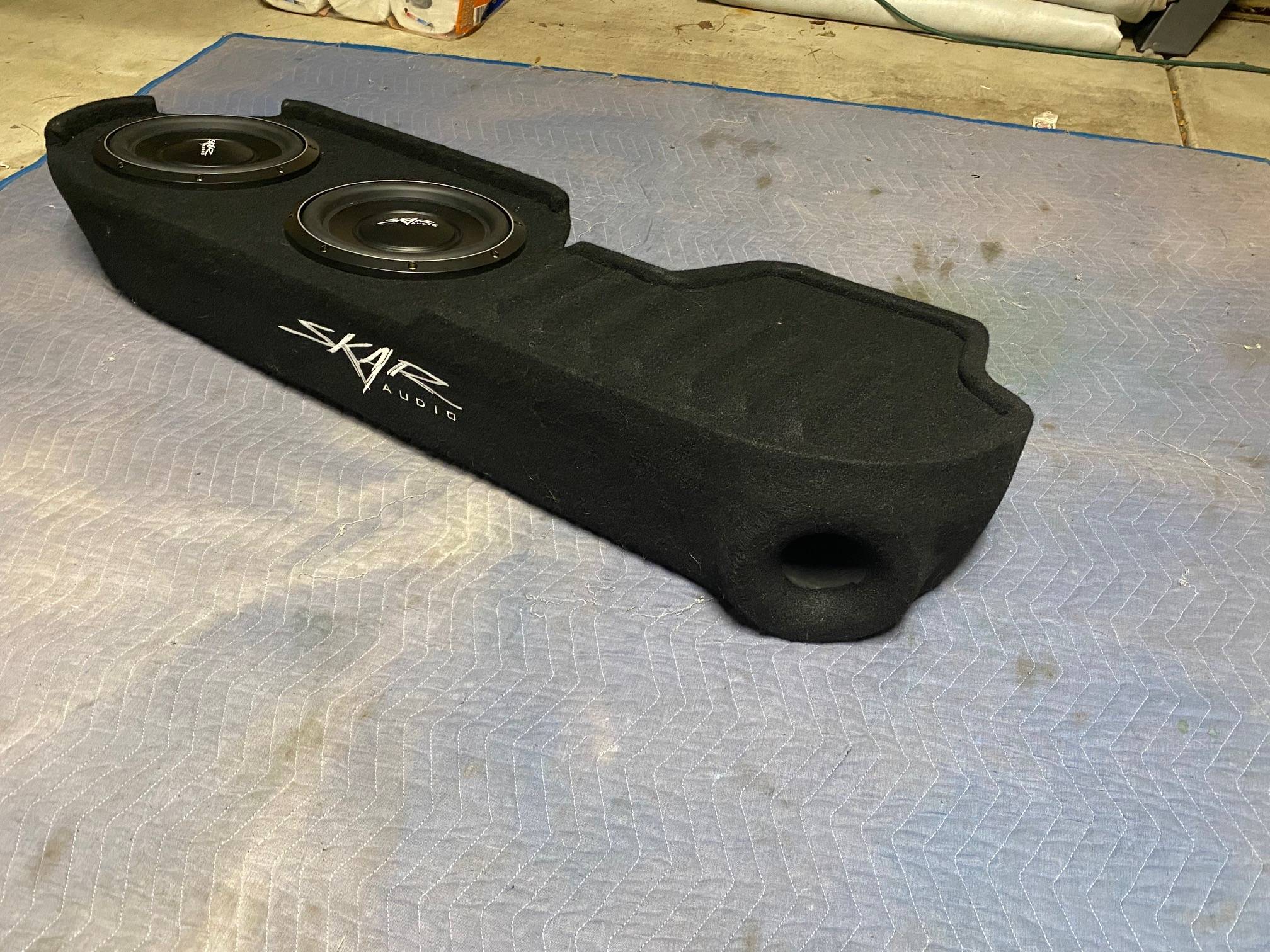 Jeep Gladiator Skar Audio Dual 10” subwoofer enclosure with  VS-10 D2 subs and RP-800.1D Amp Jeep Sub Box 3