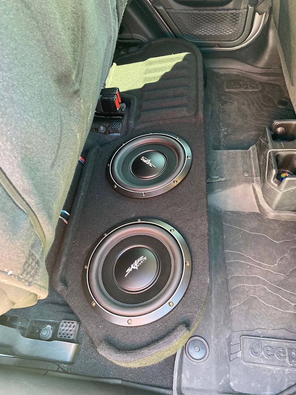 Jeep Gladiator Skar Audio Dual 10” subwoofer enclosure with  VS-10 D2 subs and RP-800.1D Amp Jeep Sub Box 5