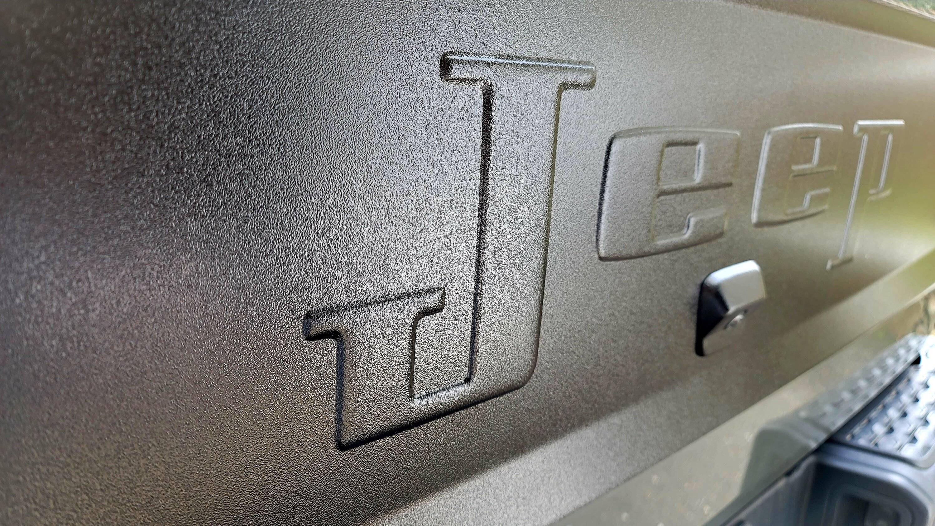 Jeep Gladiator "JEEP" tailgate badge mods? 20220508_094546