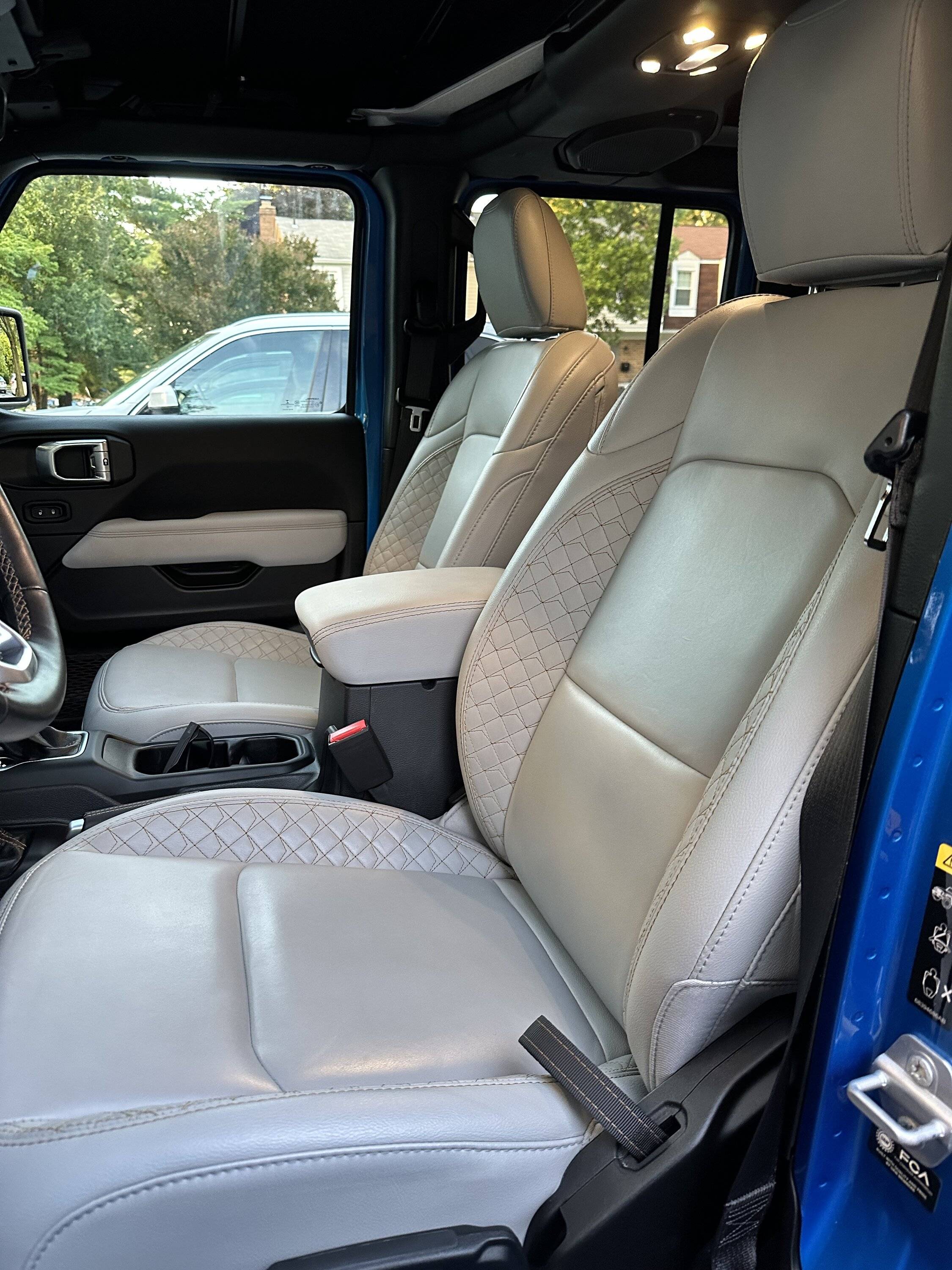 Jeep Gladiator Anyone regretting your saddle/brown leather seats? IMG_4418
