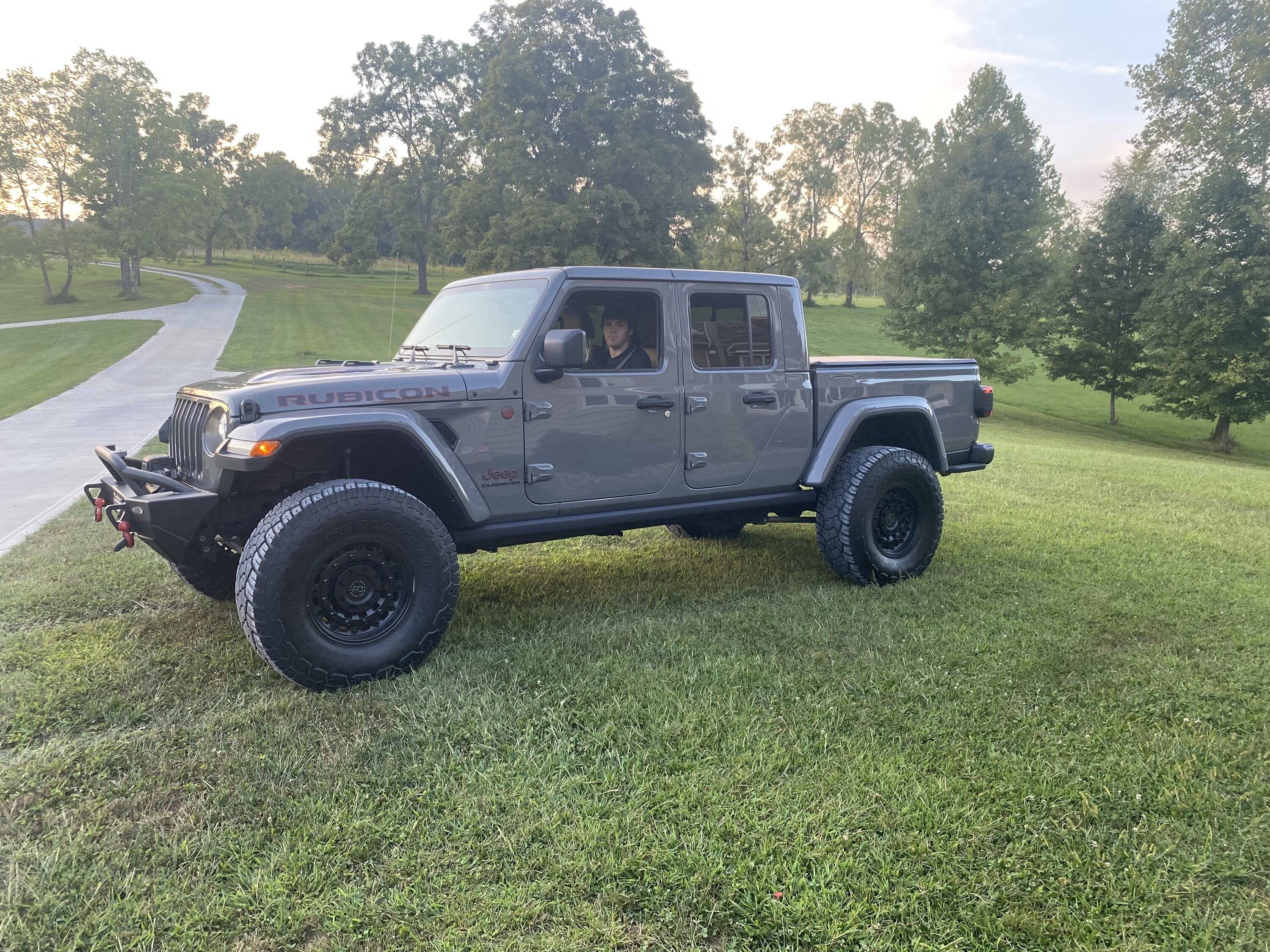 Jeep Gladiator Wheels with Sting Ray Color Gladiator? IMG_2545